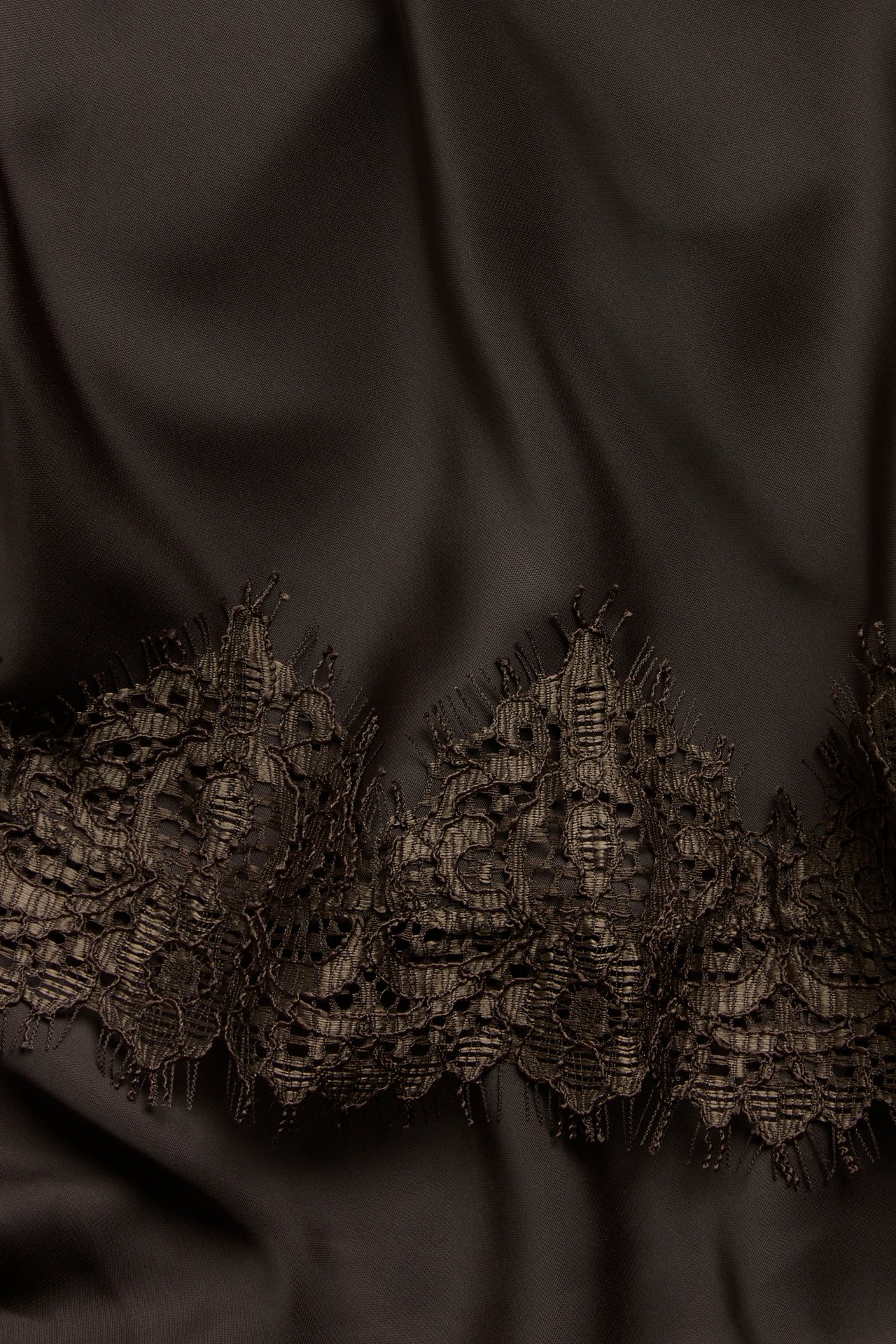 Satiinihame pitsireunalla