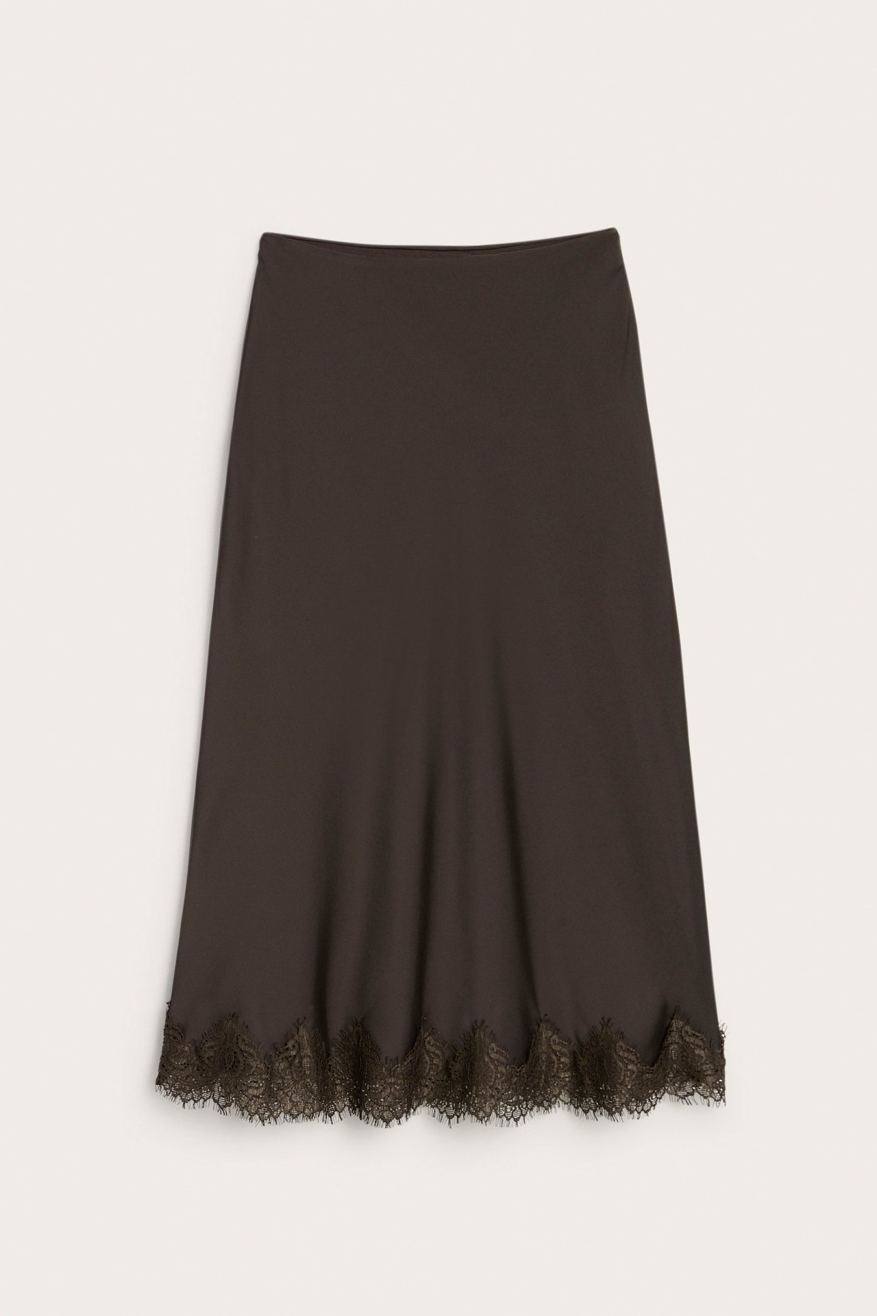 Frontvy av en brun satinkjol med matchande brun spetskant längs fållen.