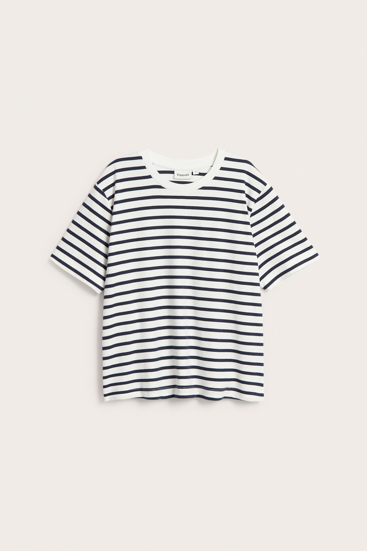 Edestä päin, oversized valkoinen ja tummansininen raidallinen puuvillapaita lyhyillä hihoilla.