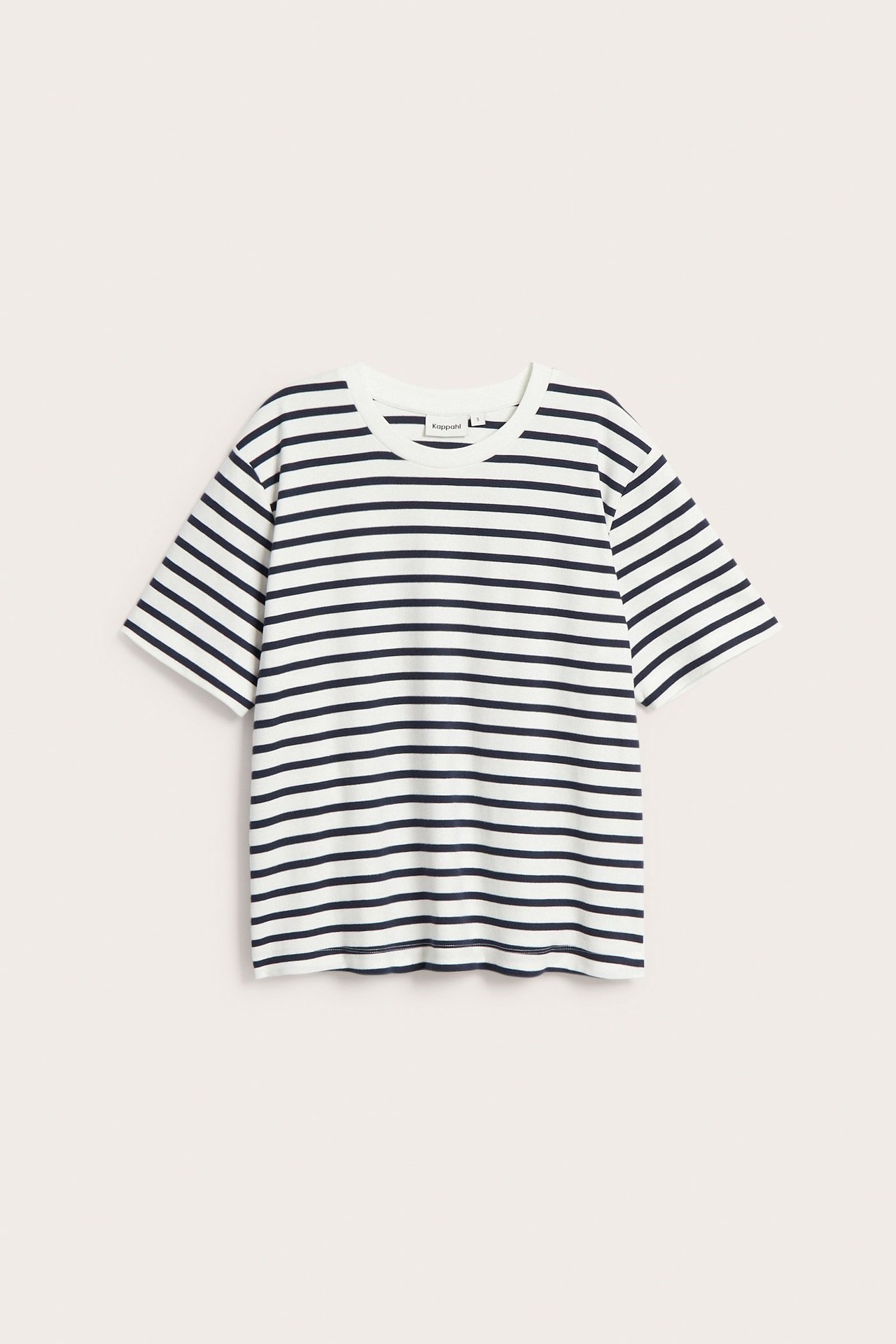 Edestä päin, oversized valkoinen ja tummansininen raidallinen puuvillapaita lyhyillä hihoilla.