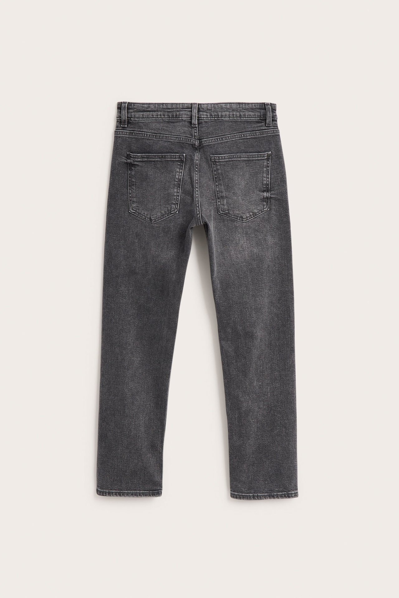 Ryggvy av mörkgrå raka denimjeans med fem fickor för barn.