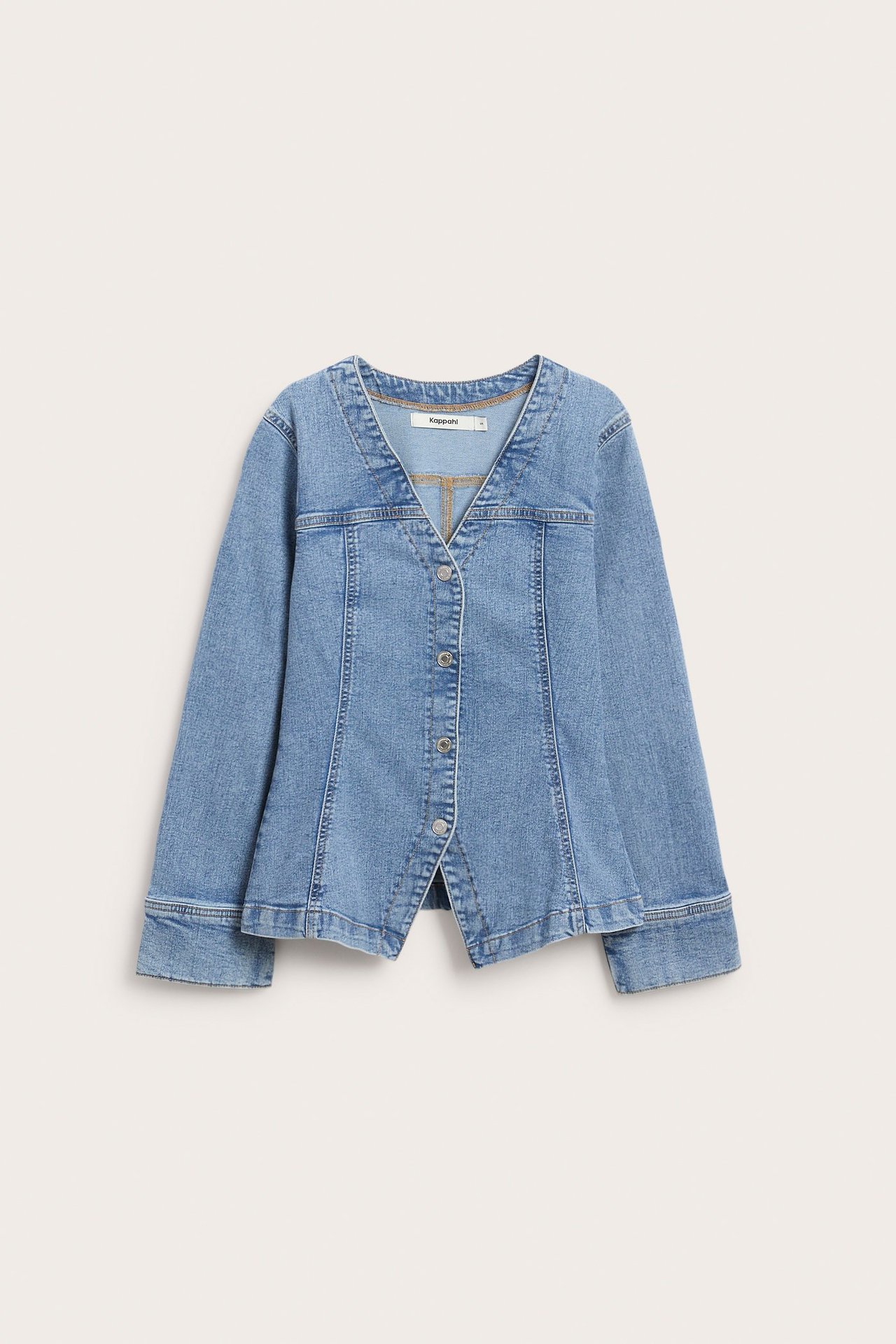 Frontbilde av en lys blå, tettsittende denimblusejakke med V-hals og sølvknapper.
