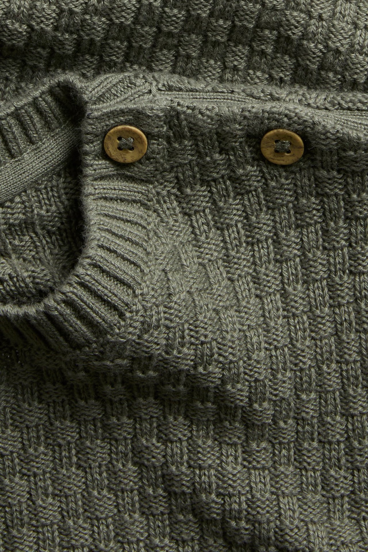 Sweter z dzianiny o wyraźnej strukturze