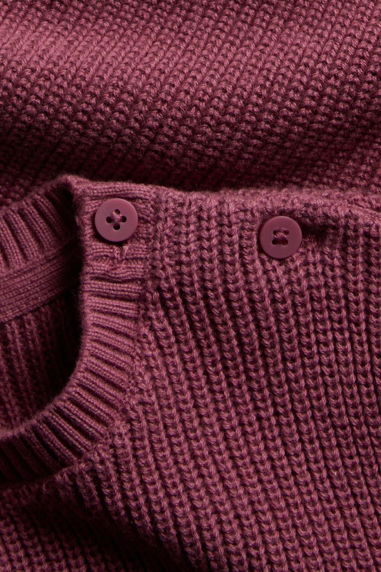 Dzianinowy sweter z guzikami na ramieniu