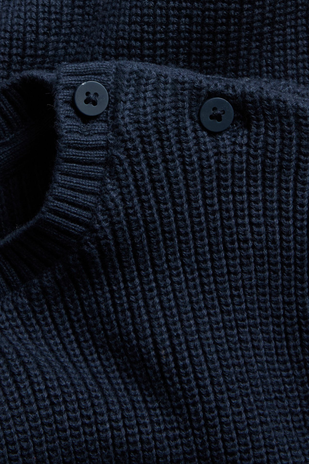 Dzianinowy sweter z guzikami na ramionach