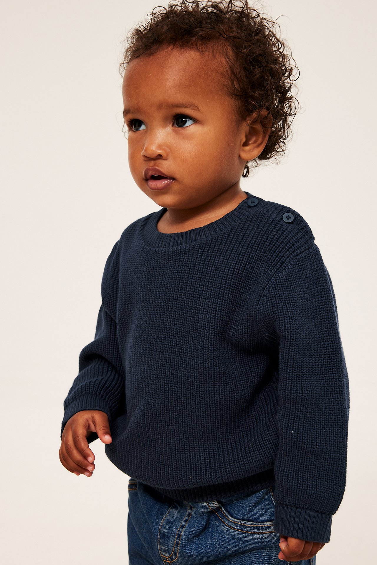 Dzianinowy sweter z guzikami na ramionach