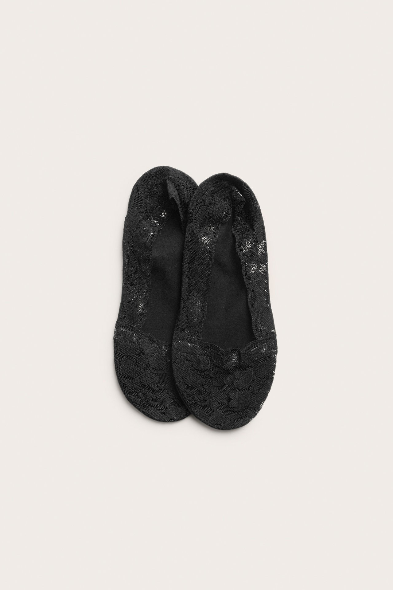 Para czarnych, niewidocznych skarpetek koronkowych z bawełnianą podeszwą, widok z góry.