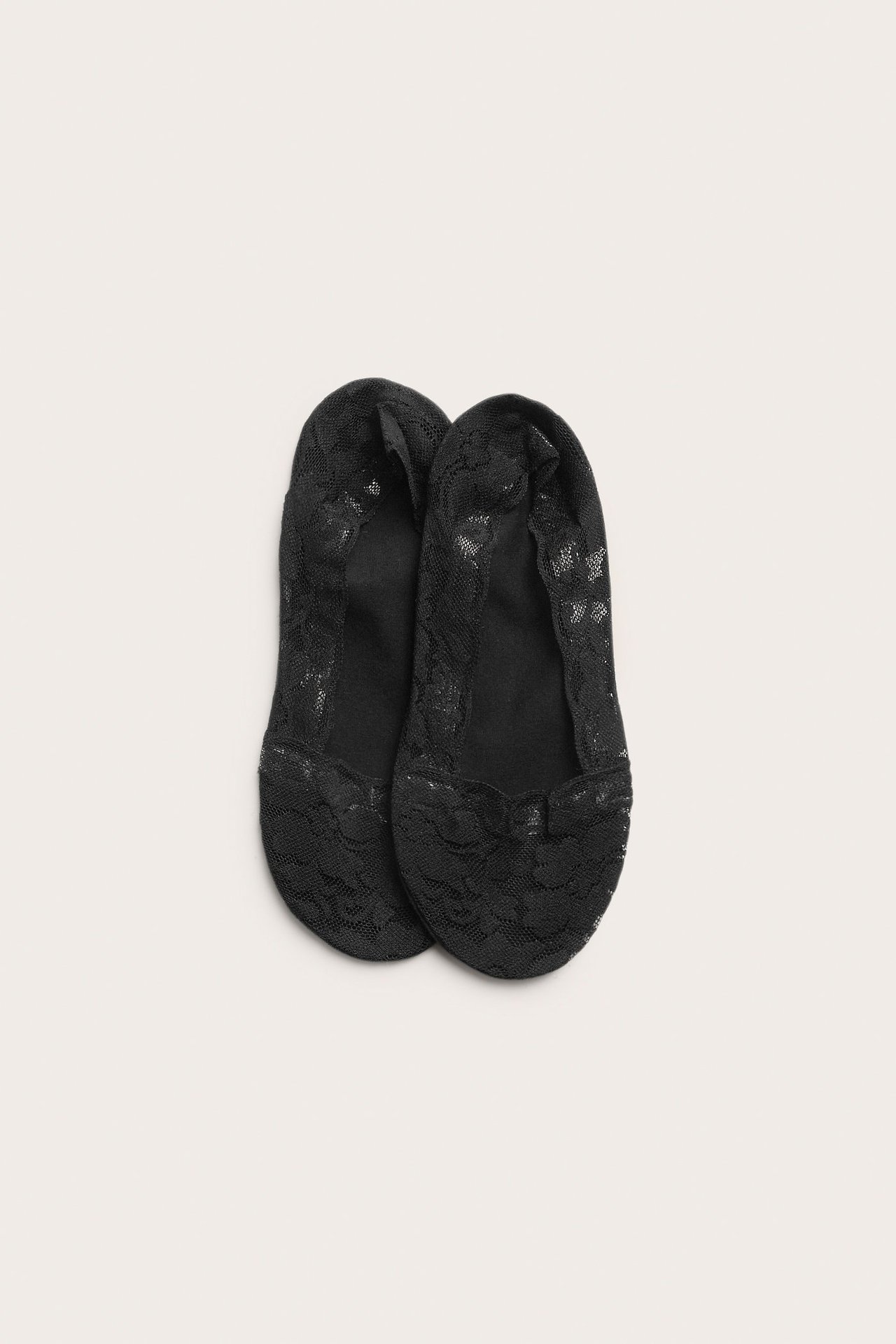 Para czarnych, niewidocznych skarpetek koronkowych z bawełnianą podeszwą, widok z góry.