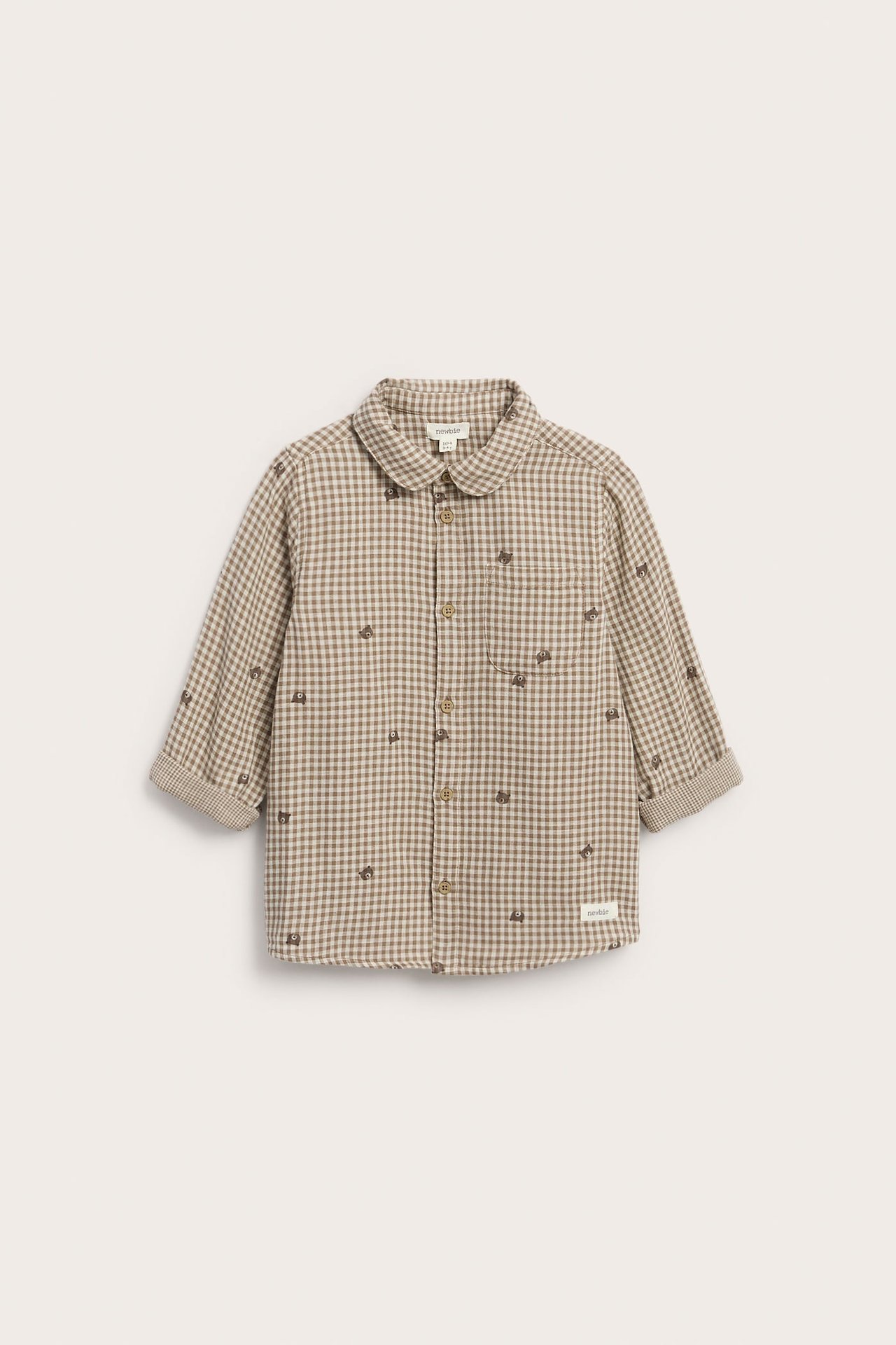 Edestä, ruskea-beige ruudullinen lasten paita brodeeratuilla karhuilla ja pyöreällä kauluksella.