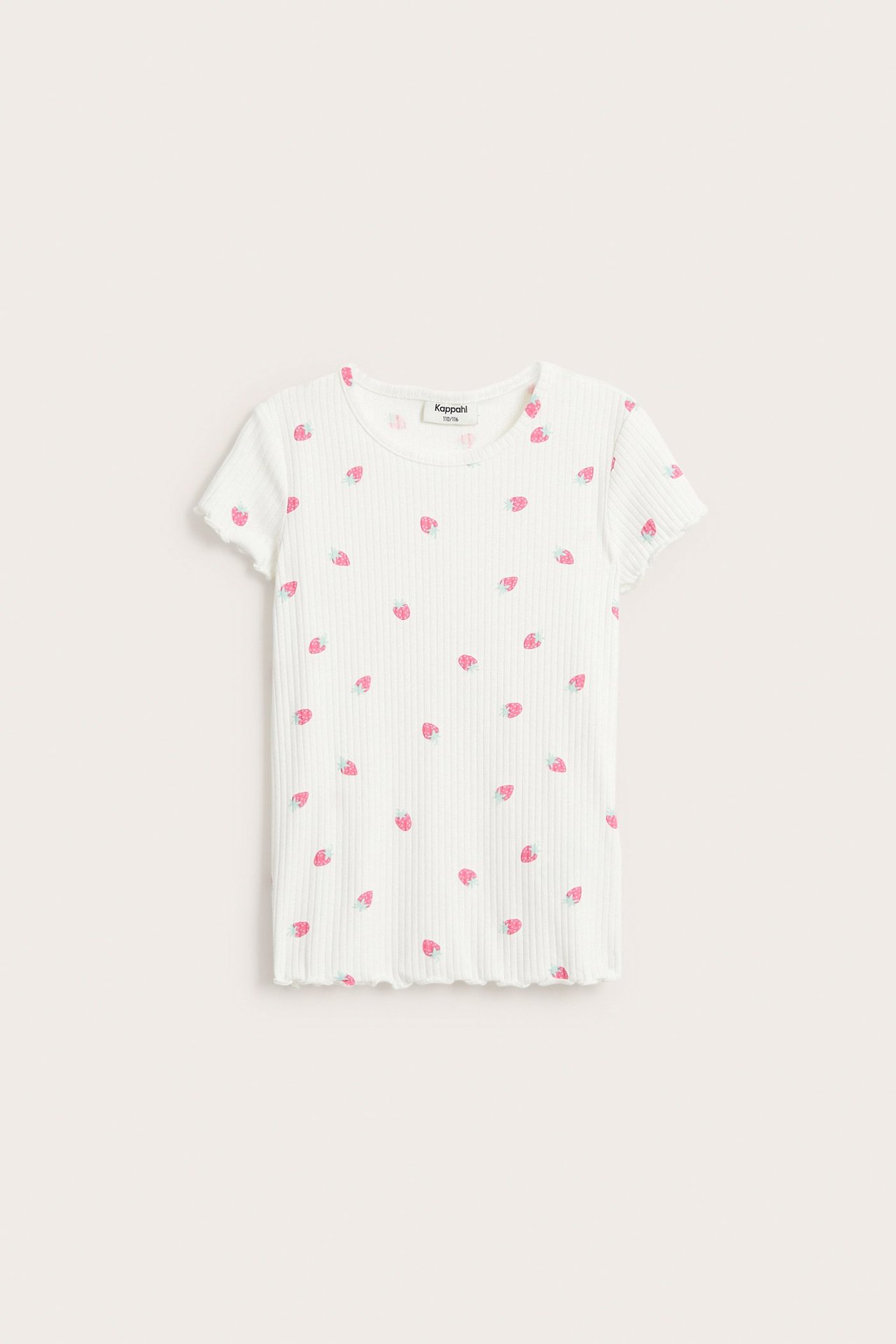 Edestä, luonnonvalkoinen ribbineulottu lyhythihainen lasten toppi mansikkaprintillä ja aaltoreunoilla.