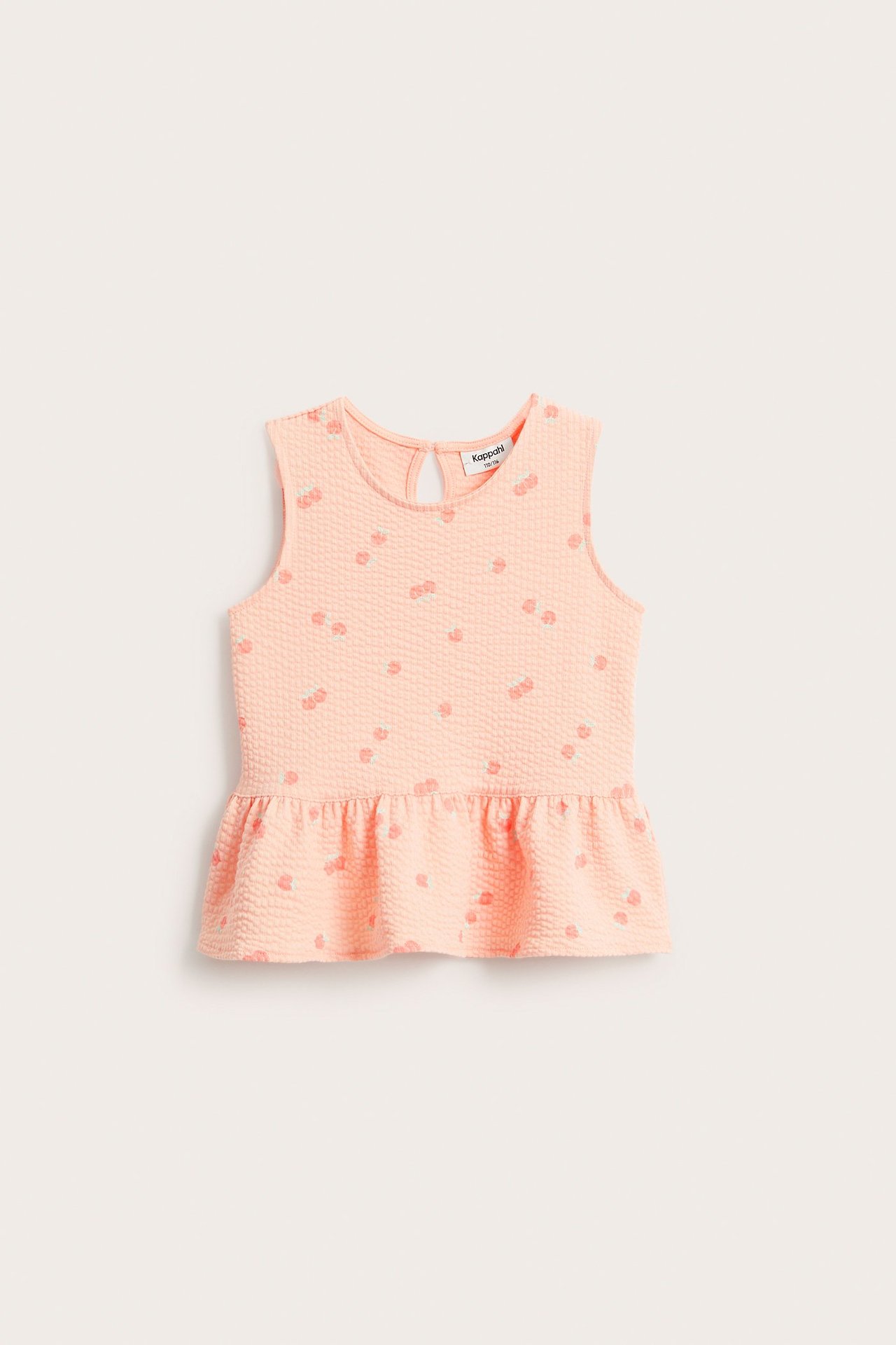 Widok z przodu: Koralowy, teksturowany top typu peplum dla dzieci z nadrukiem wiśni i guzikiem z tyłu.