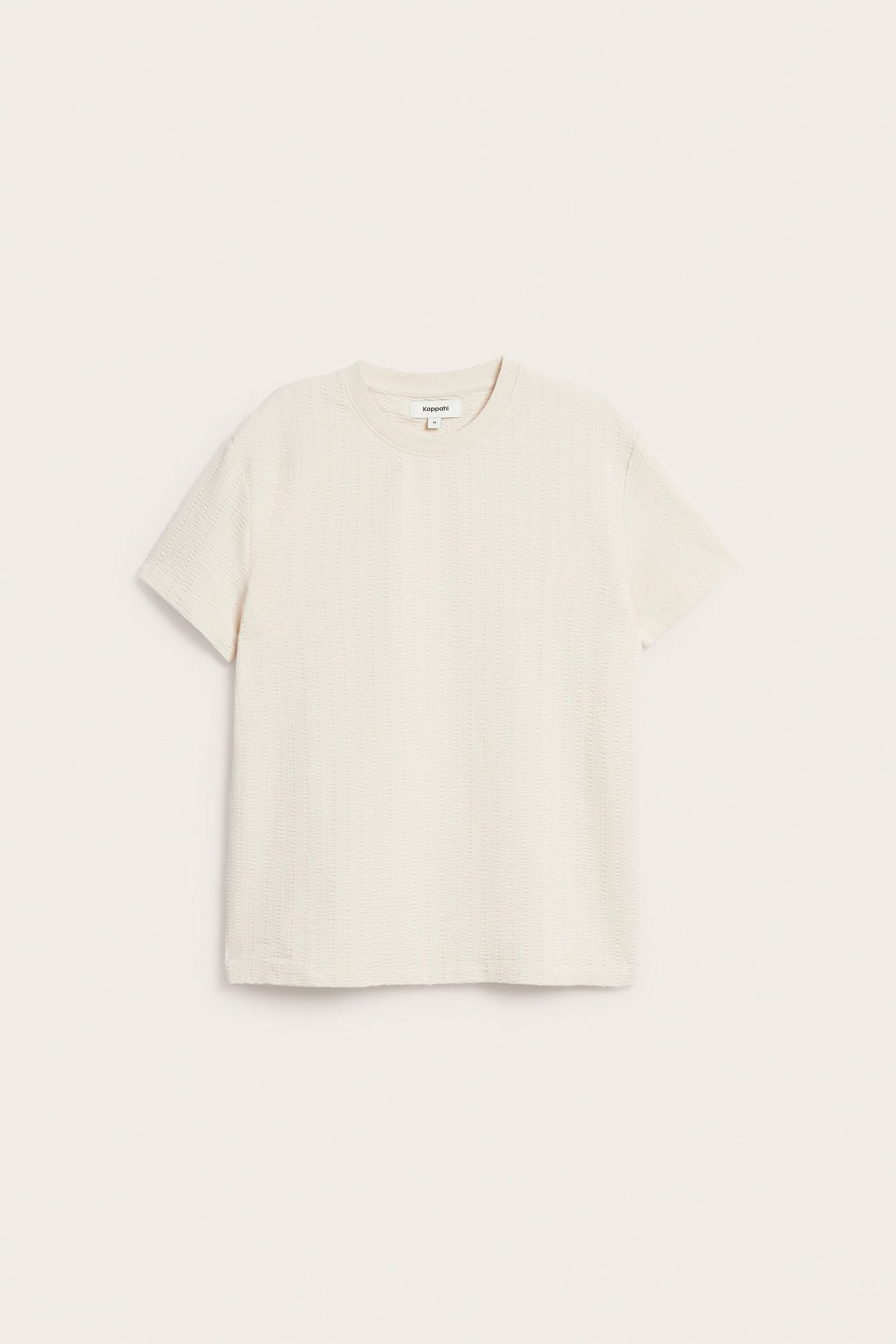 Edestä näkymä vaaleanbeigestä pintaneuloksesta O-aukkoisesta regular fit -t-paidasta.