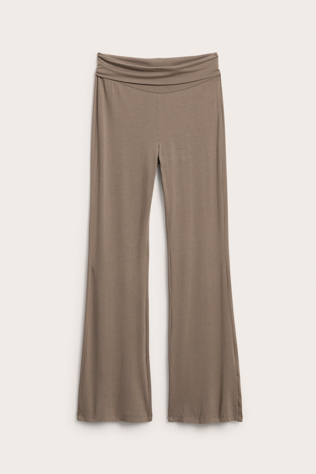 Khakifargede vide jerseypants med brettet elastisk midjebånd, forfra.