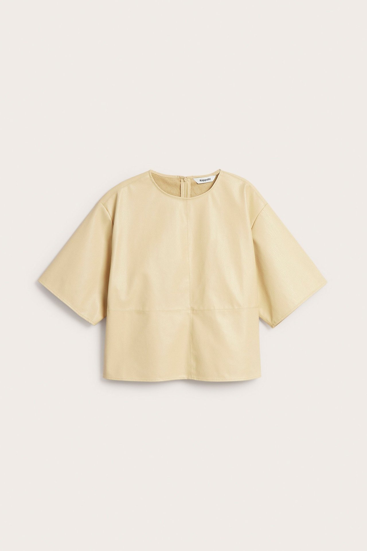 Edestä, vaaleankeltainen oversized lyhythihainen tekonahkatoppi, pyöreä kaula-aukko, vetoketju niskassa.