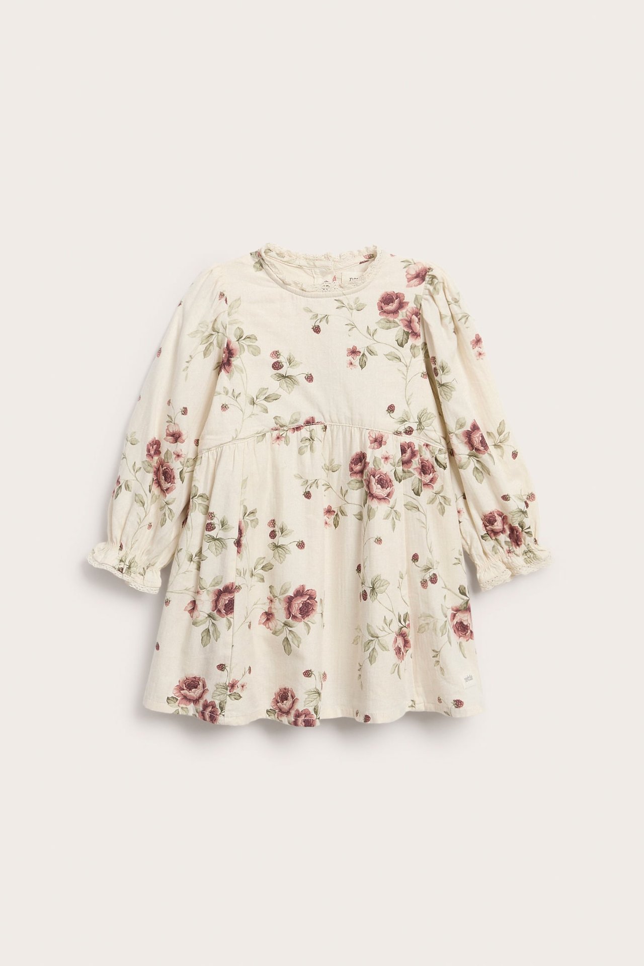 Framsida av off-white barnklänning med rosa ros- och bärprint, långa volangärmar.