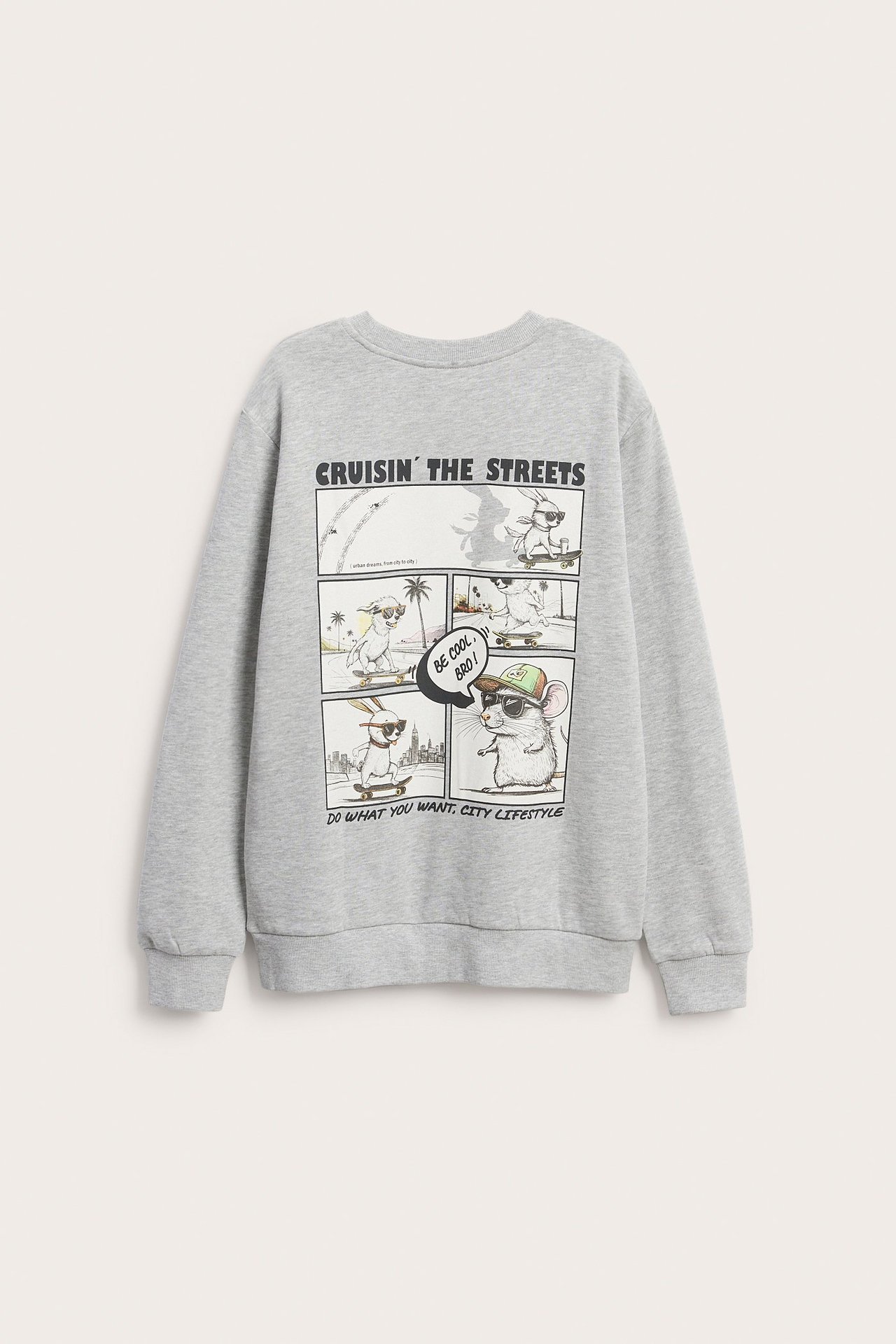 Widok z tyłu: jasnoszara dziecięca bluza crewneck z komiksowym nadrukiem zwierząt na deskorolkach.