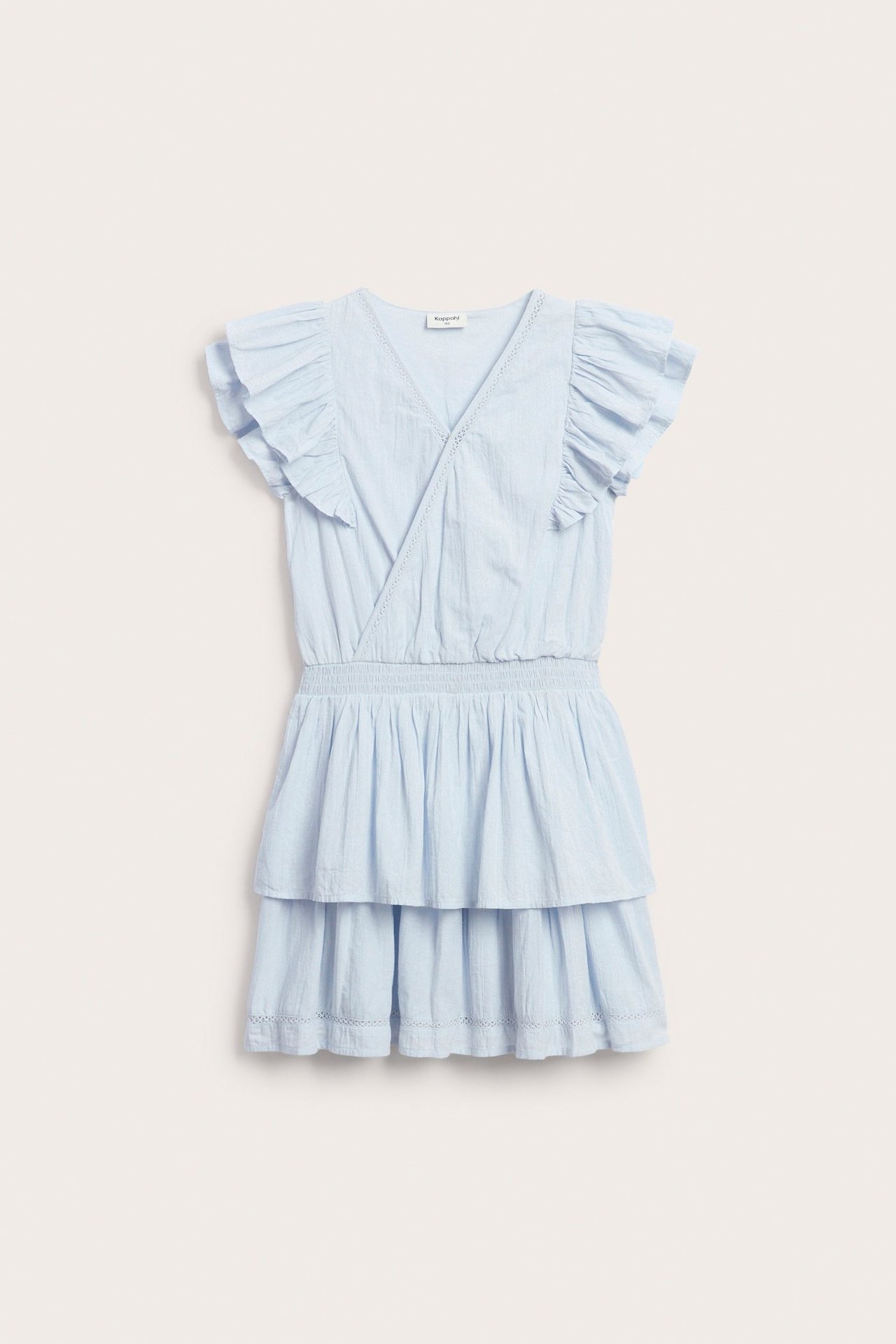 Widok z przodu: jasnoniebieska bawełniana sukienka dziecięca z falbankami, marszczoną talią, warstwową spódnicą i koronką.