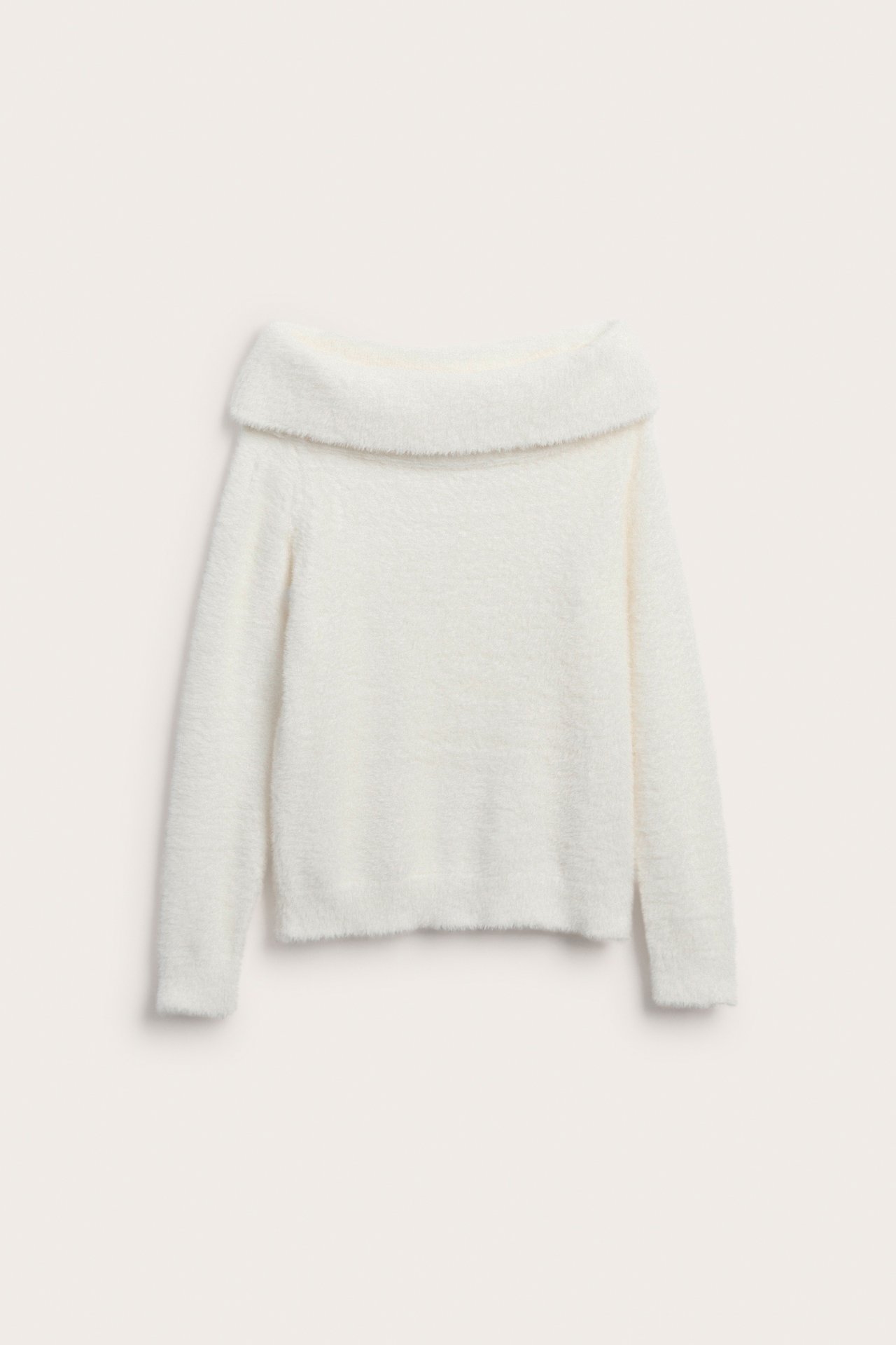 Front av en hvit myk off-shoulder genser med lange ermer.