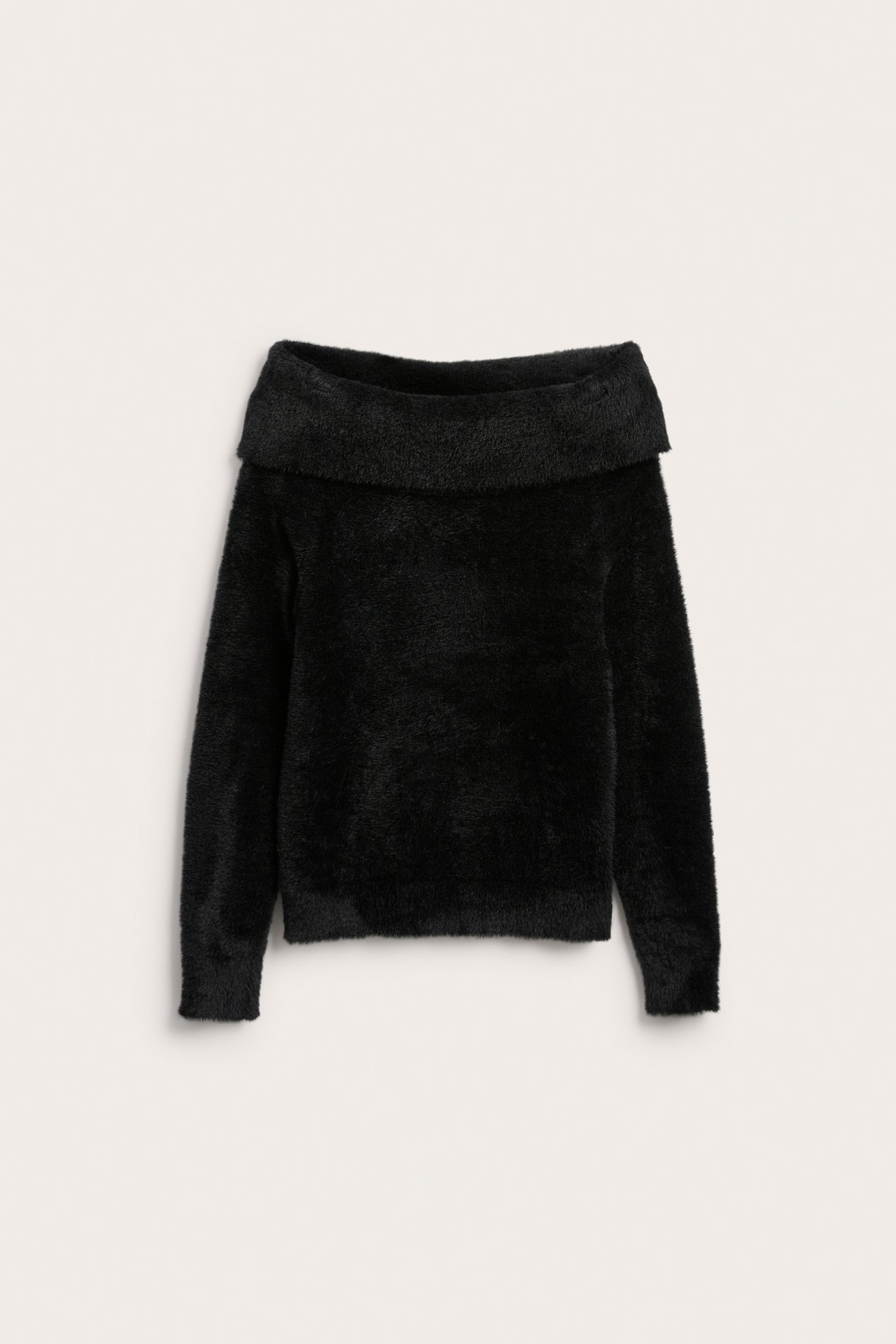 Svart fluffy off-shoulder genser, forfra.
