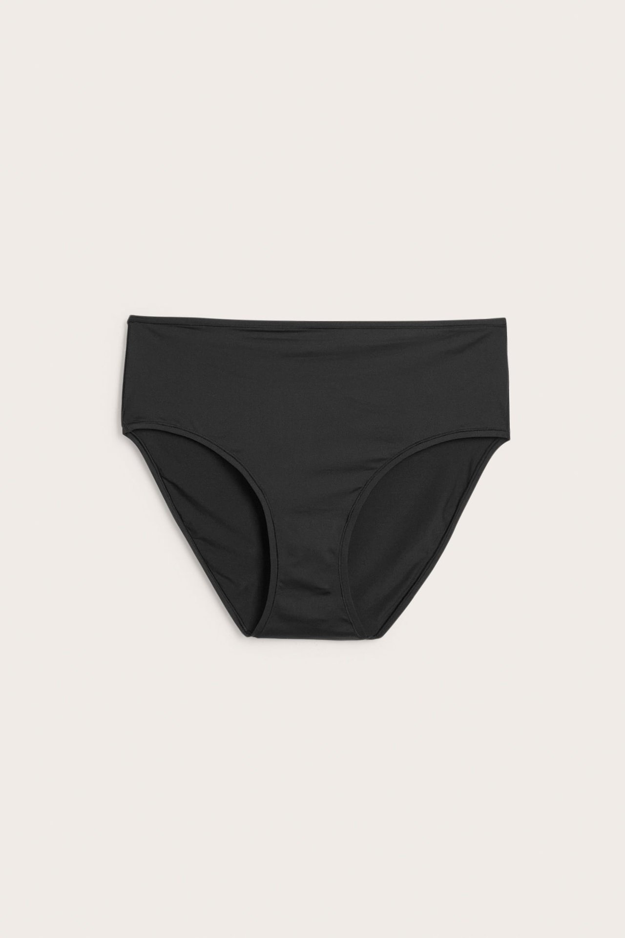 Frontbilde av en svart høy midje bikinitruse.