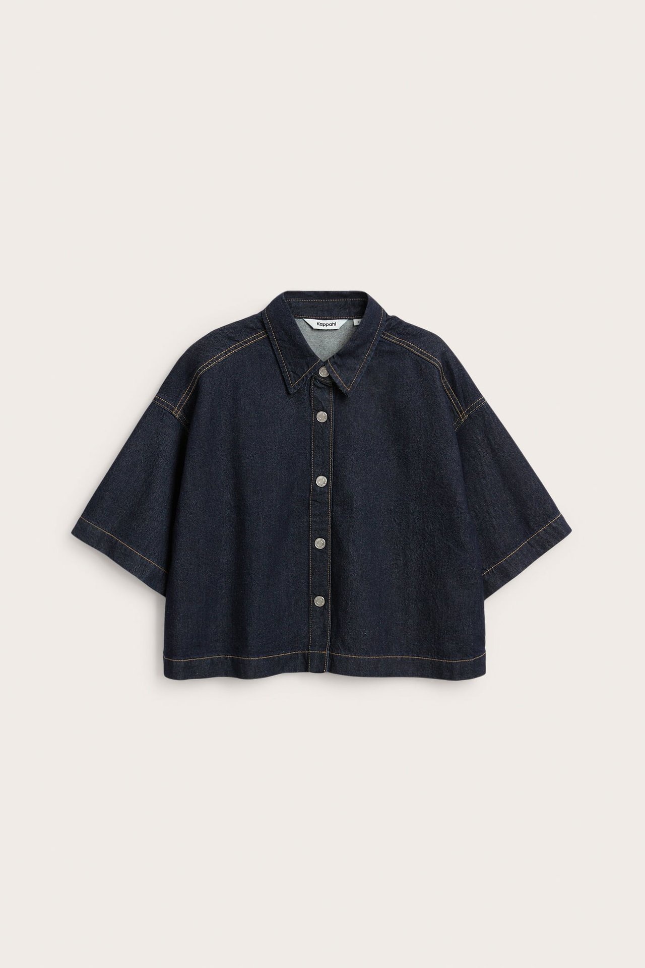Edestäpäin tummansininen lyhythihainen denim-paita hopeanapeilla ja ruskeilla tikkauksilla.