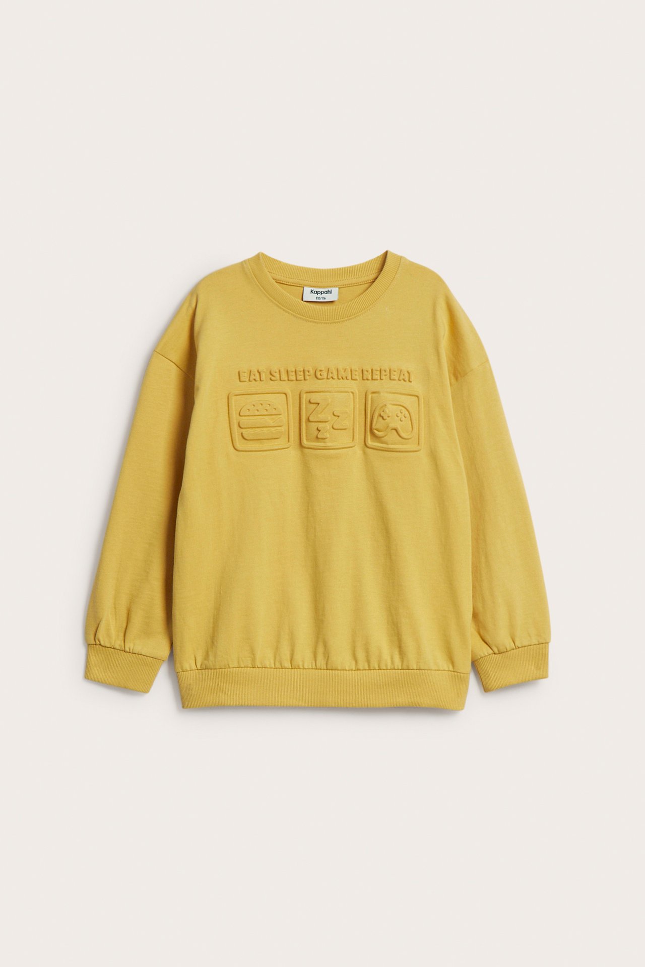 Framifrån, en rymlig gul sweatshirt i bomullstrikå med "EAT SLEEP GAME REPEAT" text och 3D-motiv.