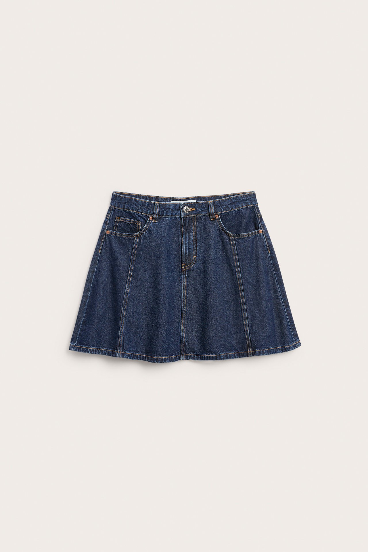 Forfra: mørkeblått A-linjeformet dongeriskjørt med fem lommer, knapp og glidelås.