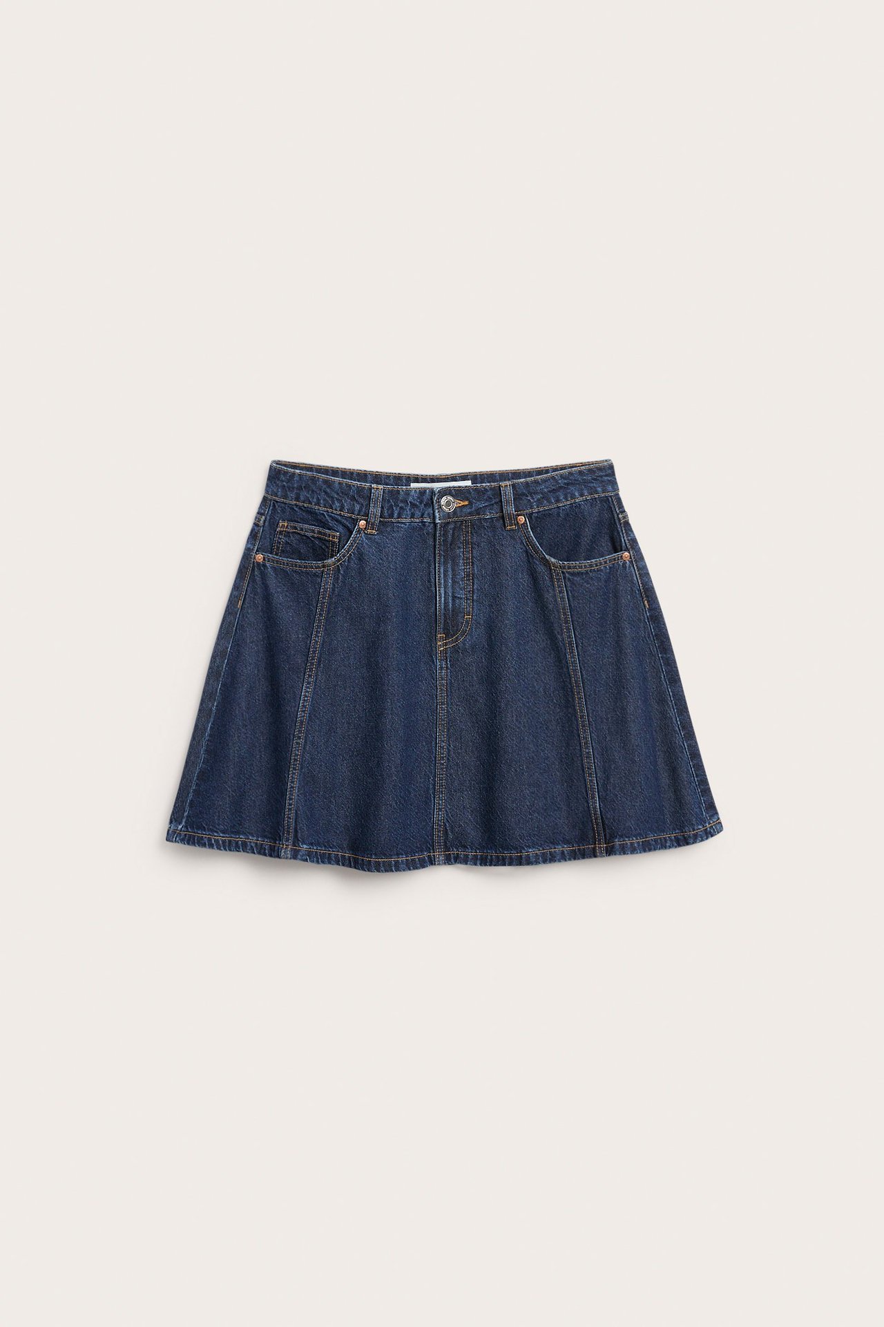 Forfra: mørkeblått A-linjeformet dongeriskjørt med fem lommer, knapp og glidelås.