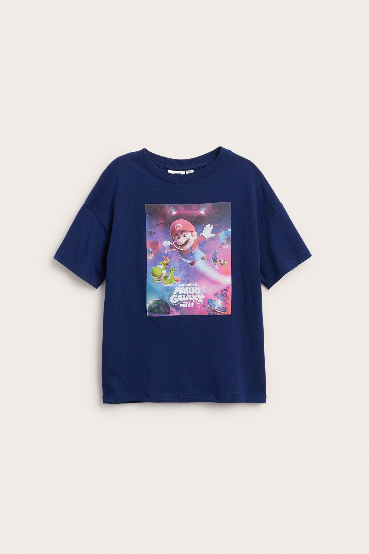 Widok z przodu: granatowy bawełniany T-shirt dziecięcy z dużym nadrukiem Super Mario Galaxy Mario.