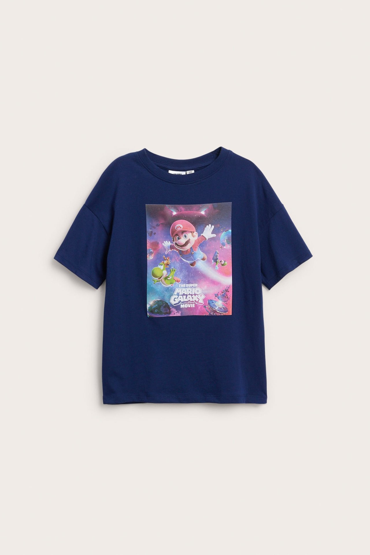 Framifrån: mörkblå bomulls T-shirt för barn med stort Super Mario Galaxy Mario-tryck.
