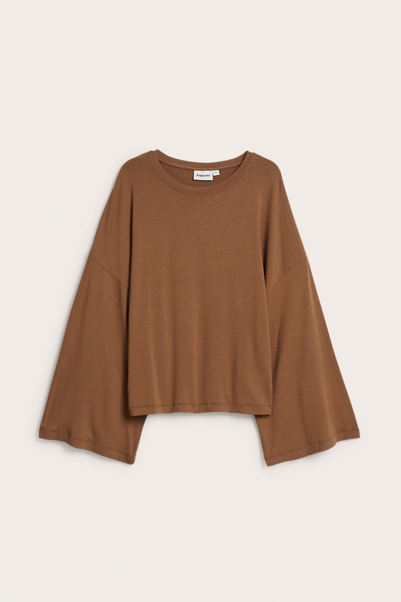 Framsida av en brun långärmad topp med vida, draperade ärmar och avslappnad passform.