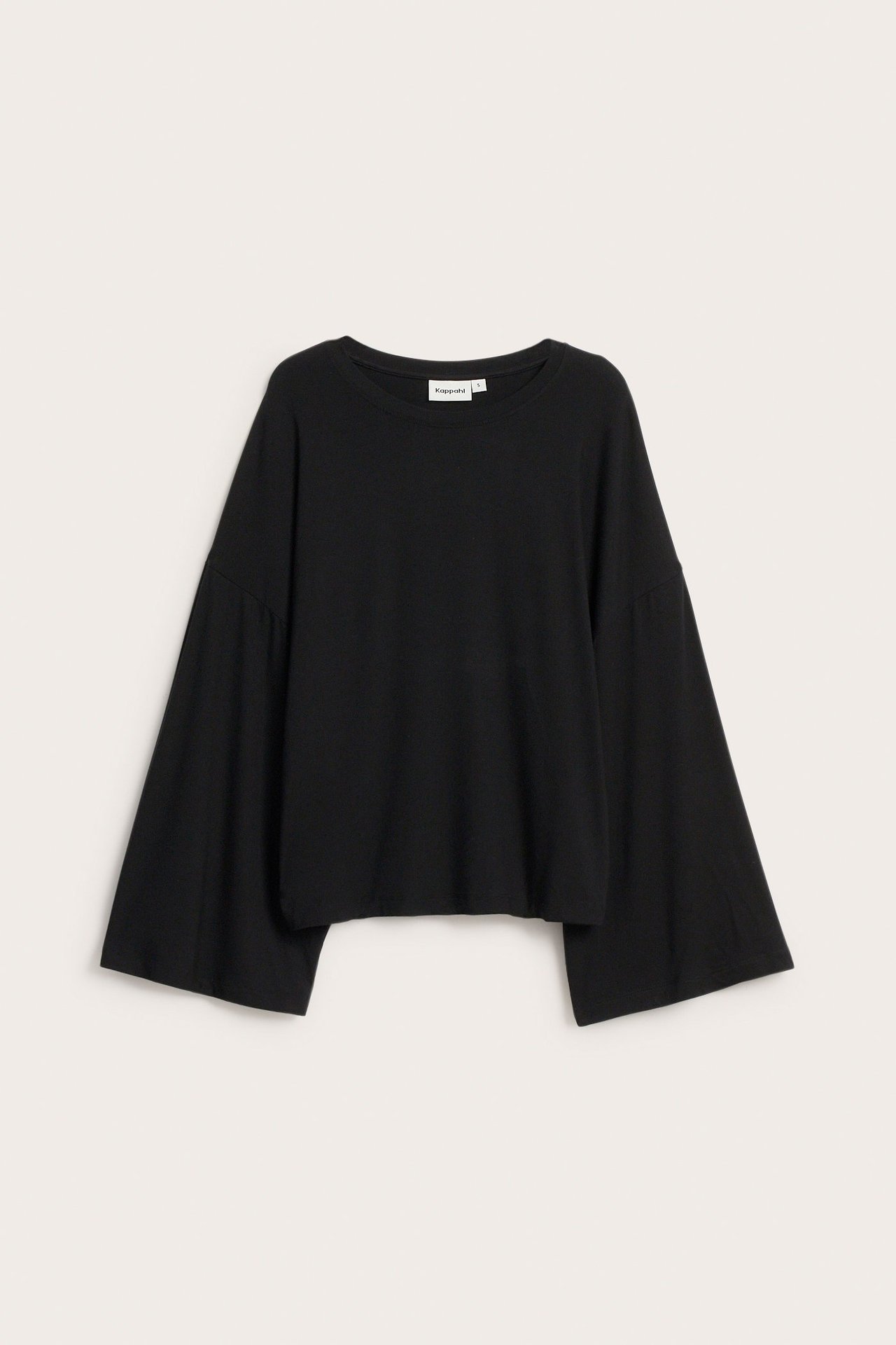 Framifrån: svart enfärgad långärmad topp med vida ärmar i viskosblandning.