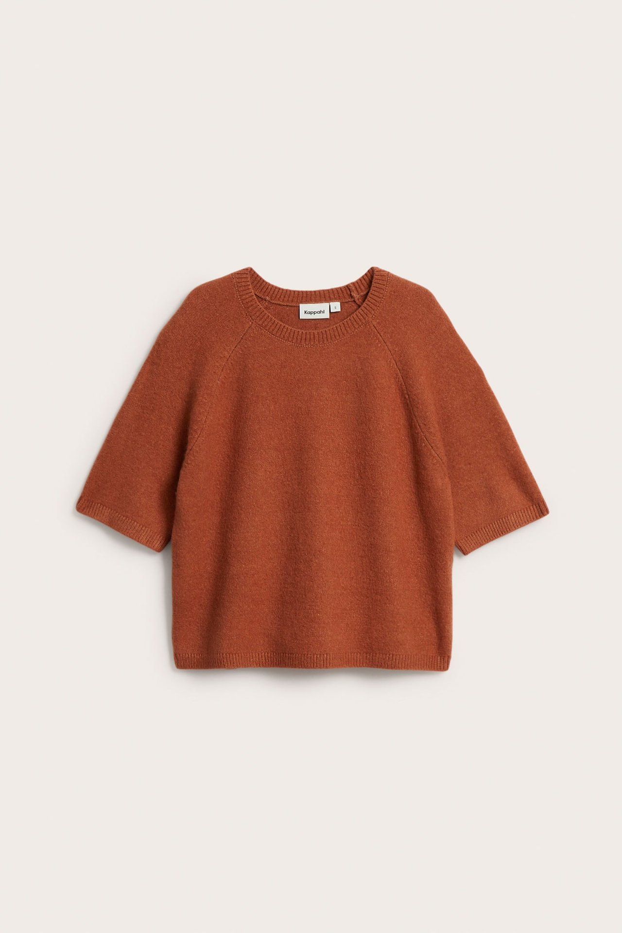 Framifrån, oversized, kortärmad, melerad rostbrun stickad t-shirt med rund halsringning.