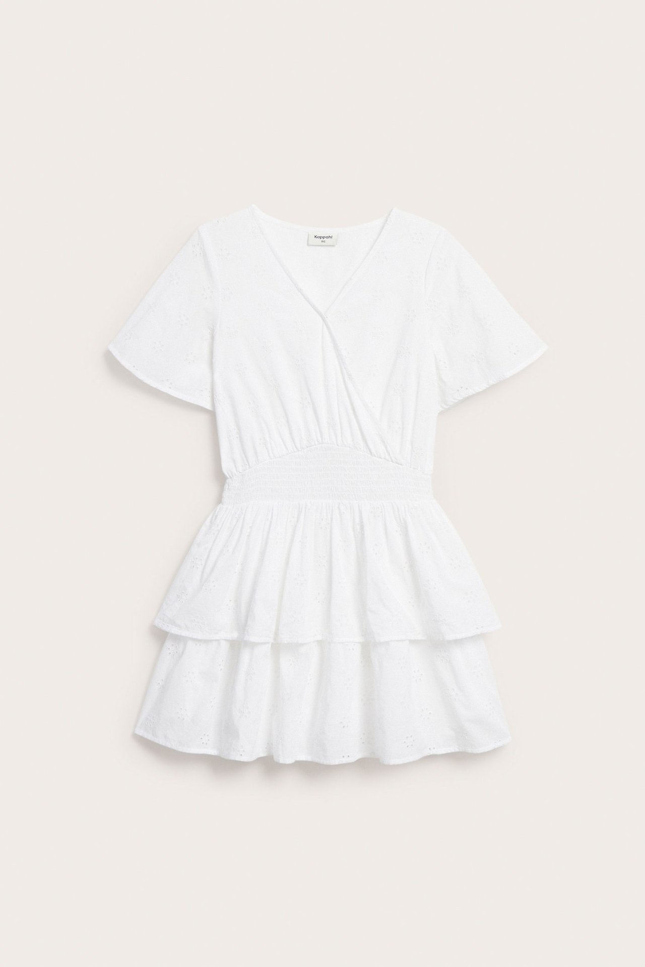 Edestä valkoinen puuvillamekko V-pääntiellä, smokkiryppyvyötäröllä ja broderie anglaise -hameella.