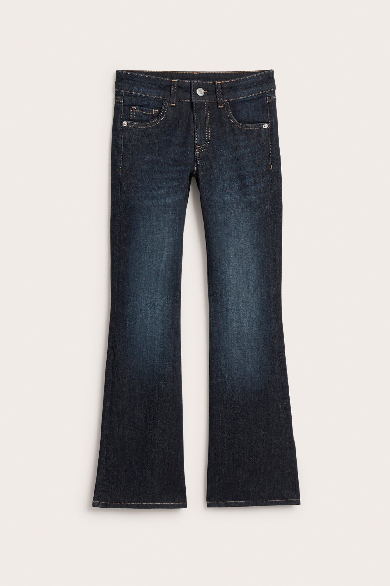 Framifrån: mörkblå stretchiga bootcut-jeans för barn med blekning och kontrasterande sömmar.
