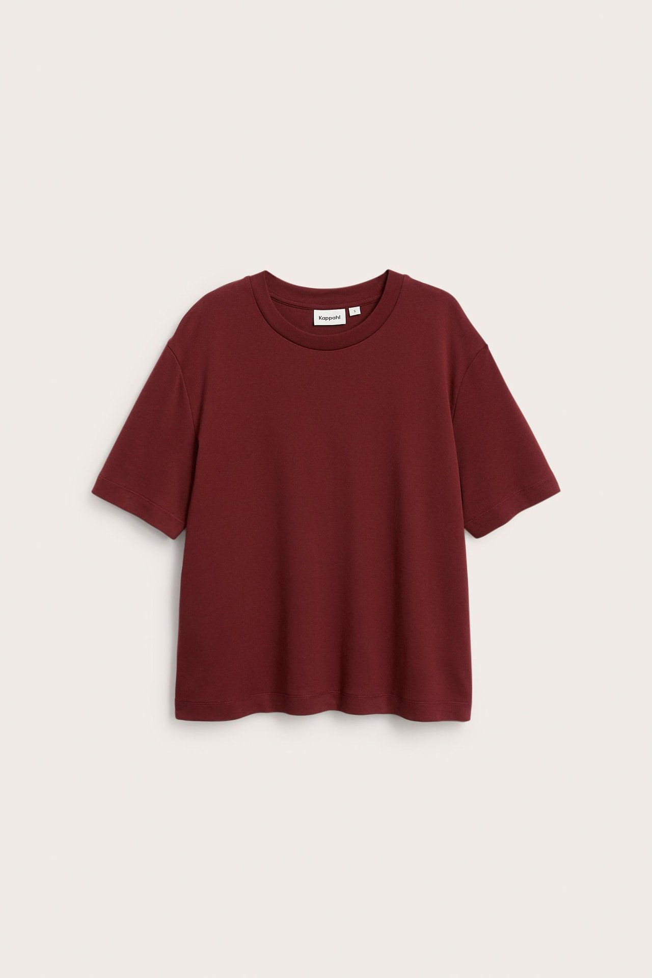 Framifrån, rödbrun kortärmad t-shirt med avslappnad passform.