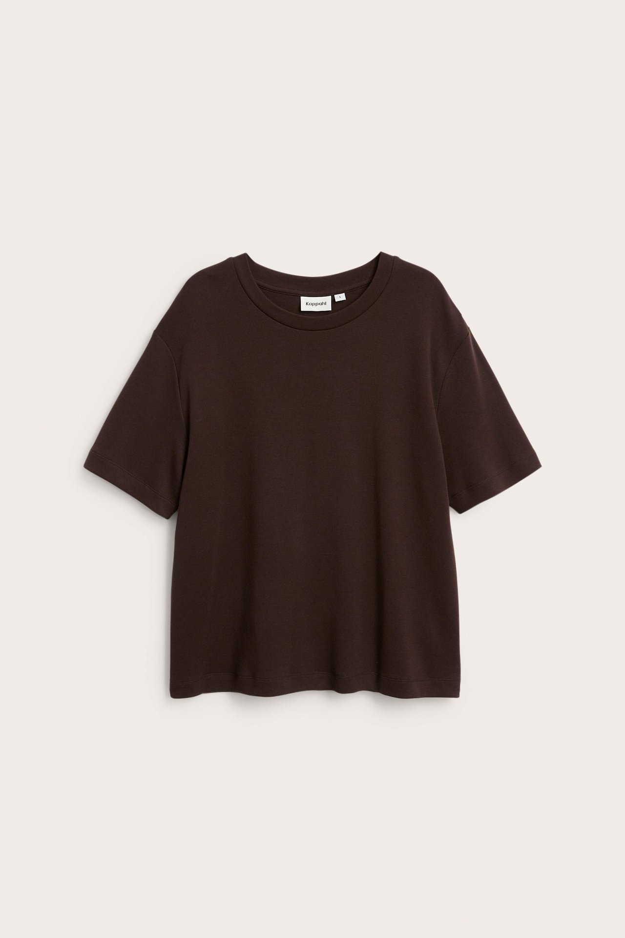 Framifrån, mörkbrun oversized t-shirt i bomullsinterlock med korta ärmar och rund hals.