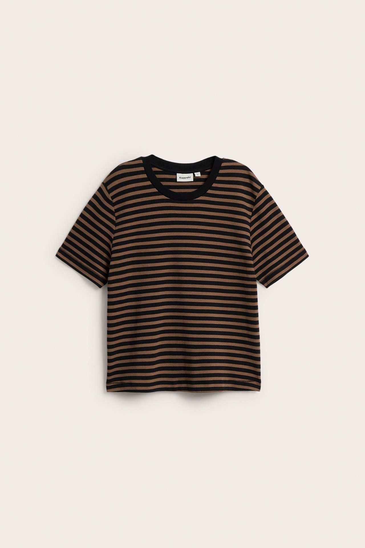 Framifrån, lösbrun och svart horisontellt randig kortärmad t-shirt.