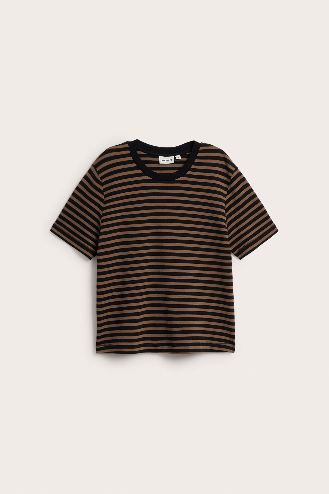 Framifrån, lösbrun och svart horisontellt randig kortärmad t-shirt.