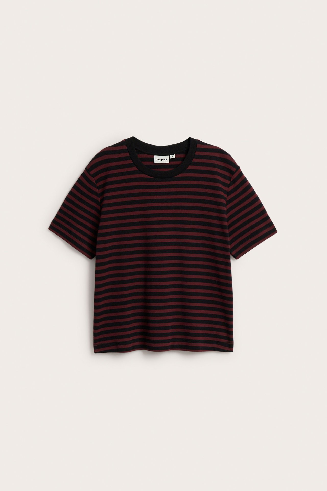 Framifrån, en kortärmad svart och mörkröd randig t-shirt med rund hals.