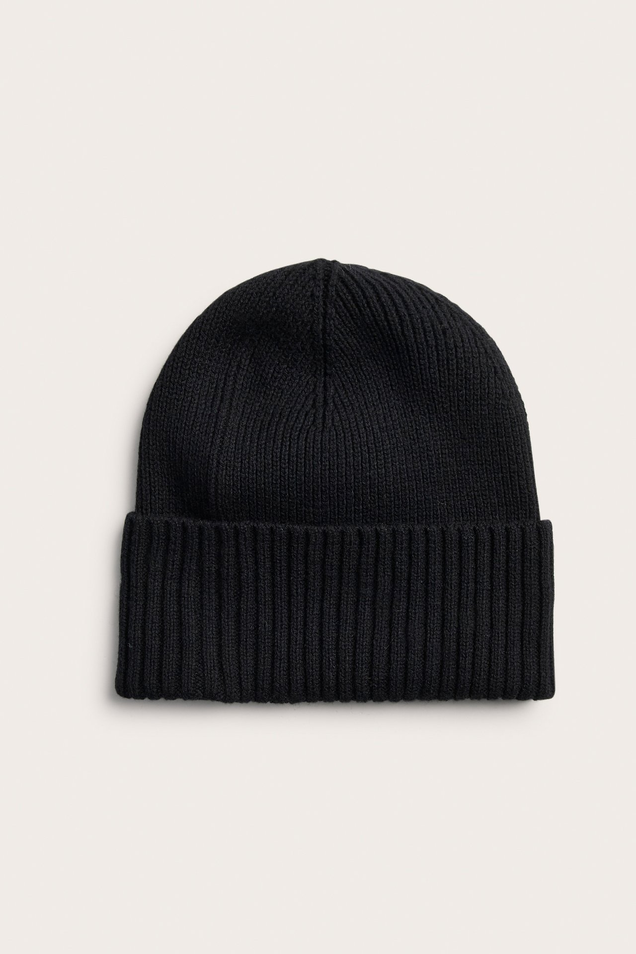 Czarna, prążkowana czapka beanie, widok z przodu.