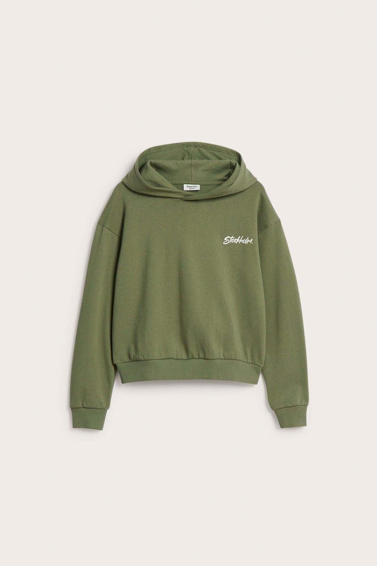 Edestä, tummanvihreä lasten puuvillasekoitehuppari valkoisella 'Stockholm'-painatuksella rinnassa.