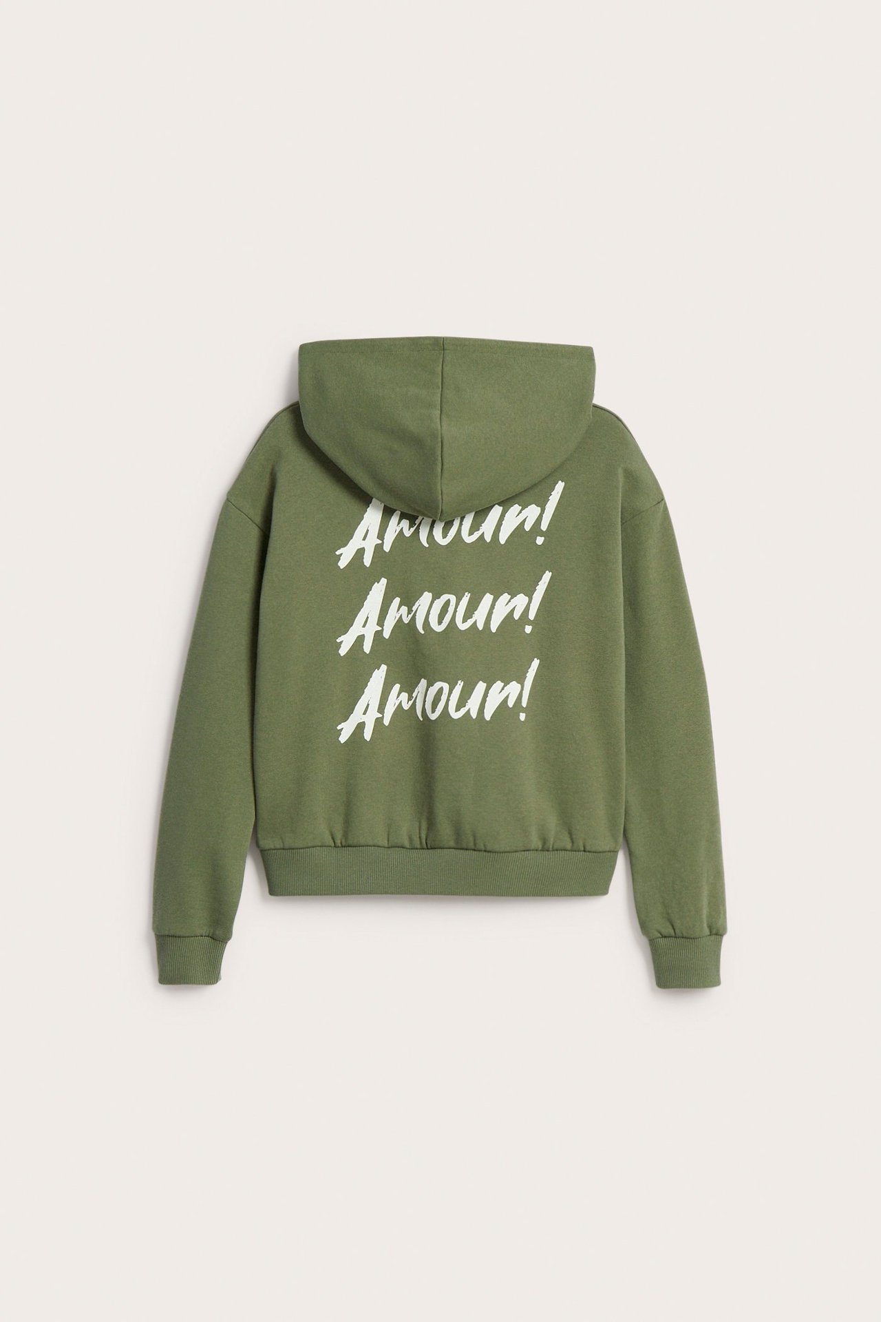 Bakifrån av en mörkgrön hoodie i bomullsblandning för barn med vitt 'Amour!'-tryck på ryggen.