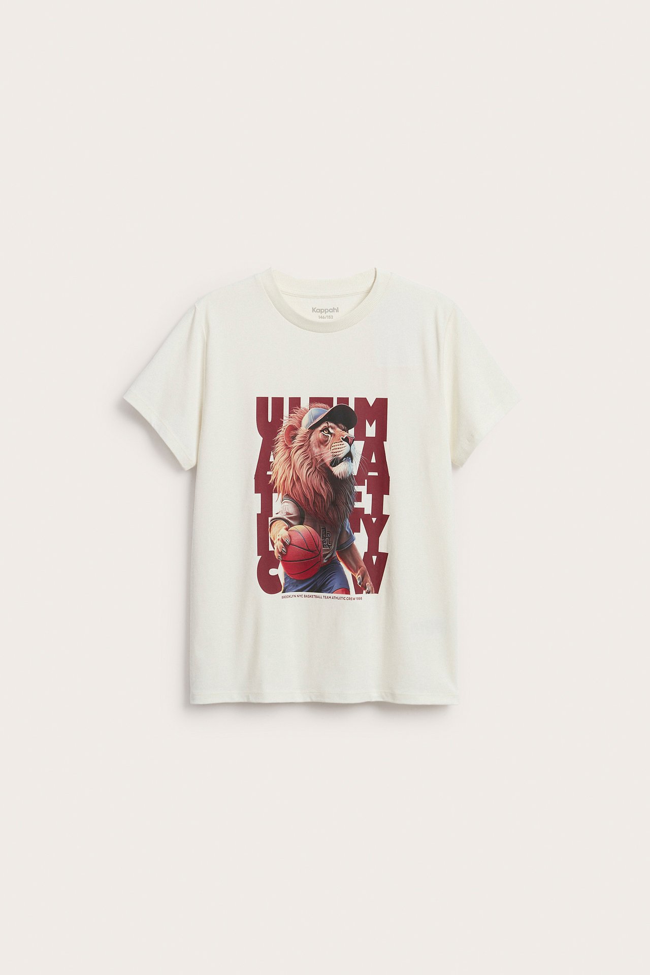 Widok z przodu: off-white bawełniany T-shirt dziecięcy z nadrukiem lwa grającego w koszykówkę.