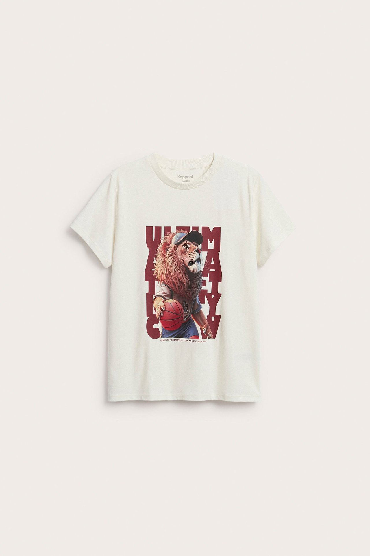 Framifrån: en offwhite T-shirt i bomull för barn med tryck av ett basketspelande lejon.