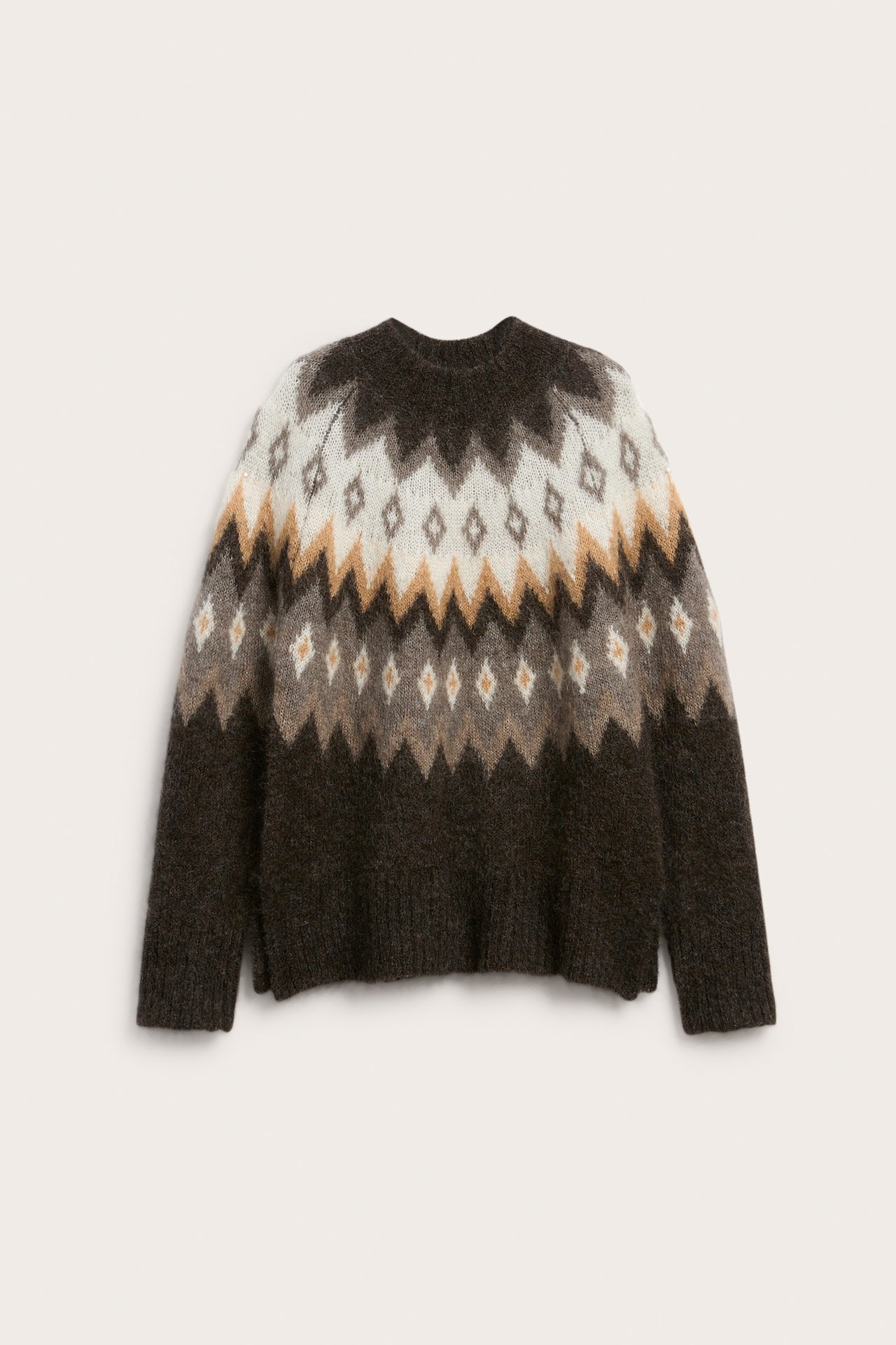 Forfra en brun strikket genser med hvitt og beige fair isle-mønster.