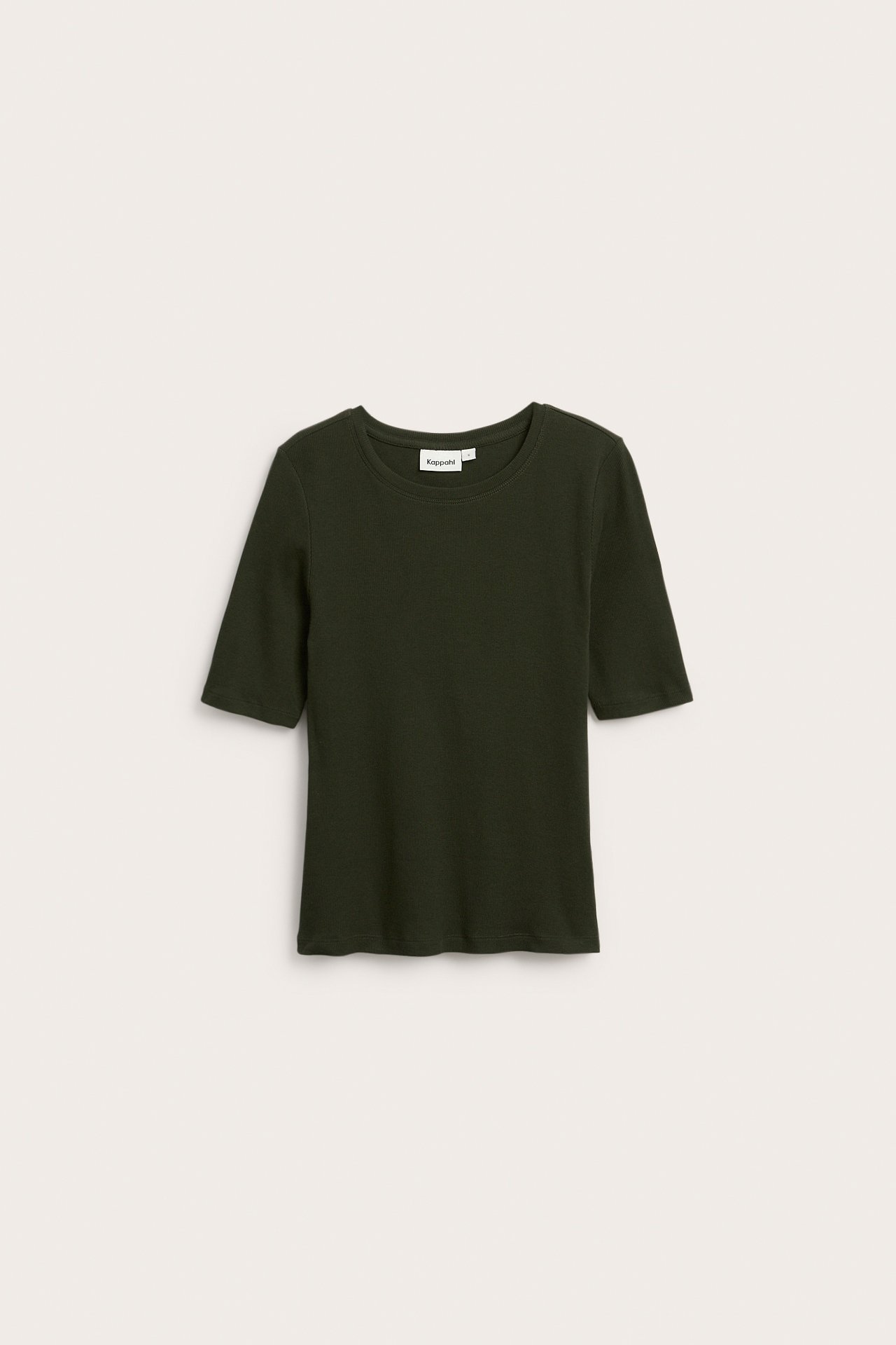 Framifrån, en åtsittande grön ribbad kortärmad topp med rund hals.
