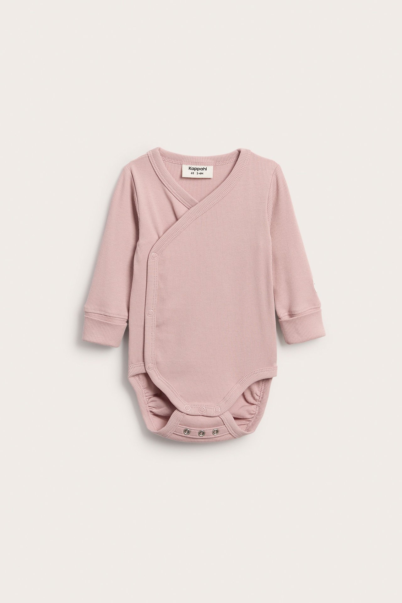 Framifrån, en rosa ribbad långärmad omlottbody för baby med tryckknappar i sida och gren.