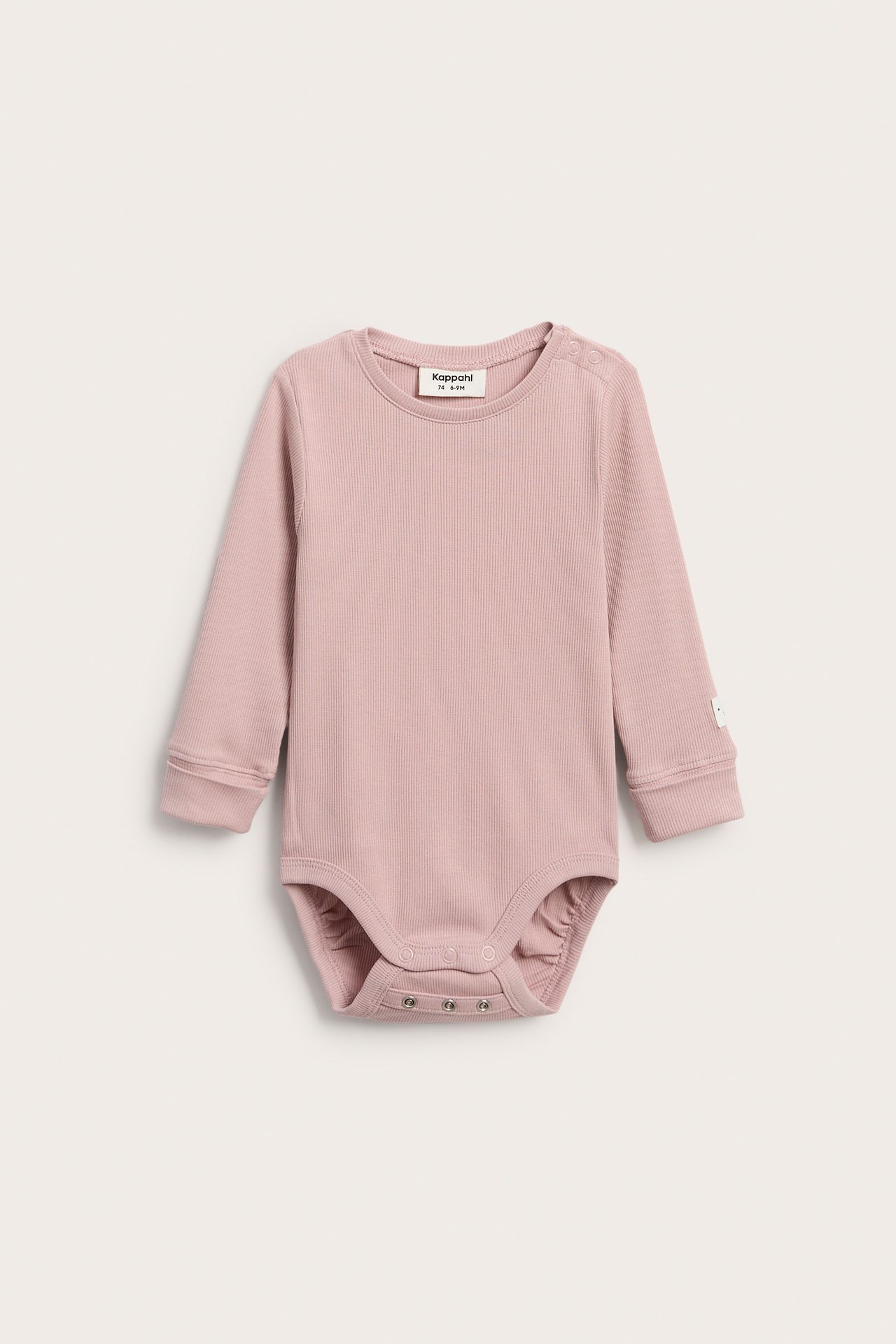 Framsida av en rosa ribbad långärmad babybody med dubbla tryckknappar i grenen och axelknappar.