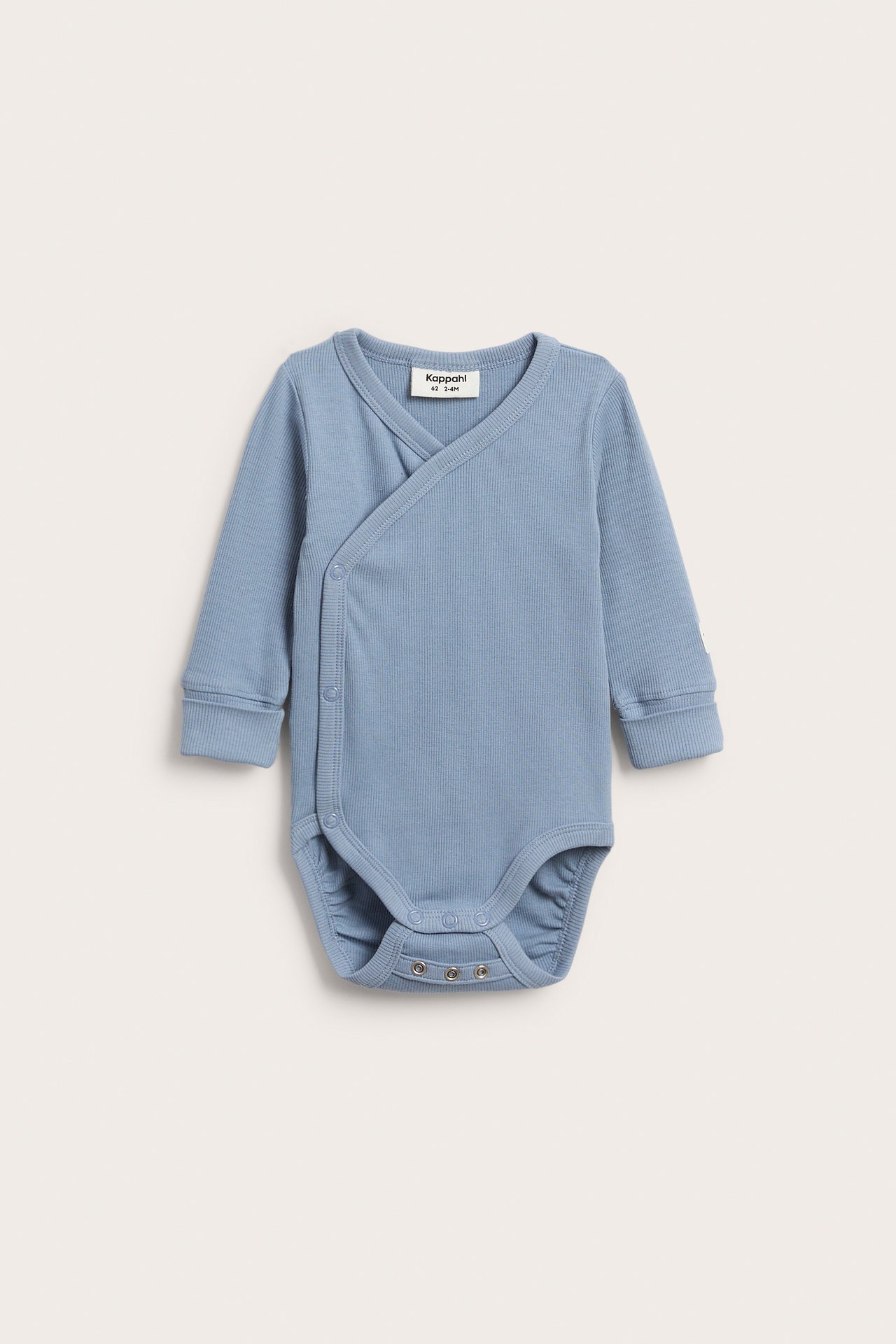 Frontvy av en blå ribbad omlottbody för baby med långa ärmar och tryckknappar.